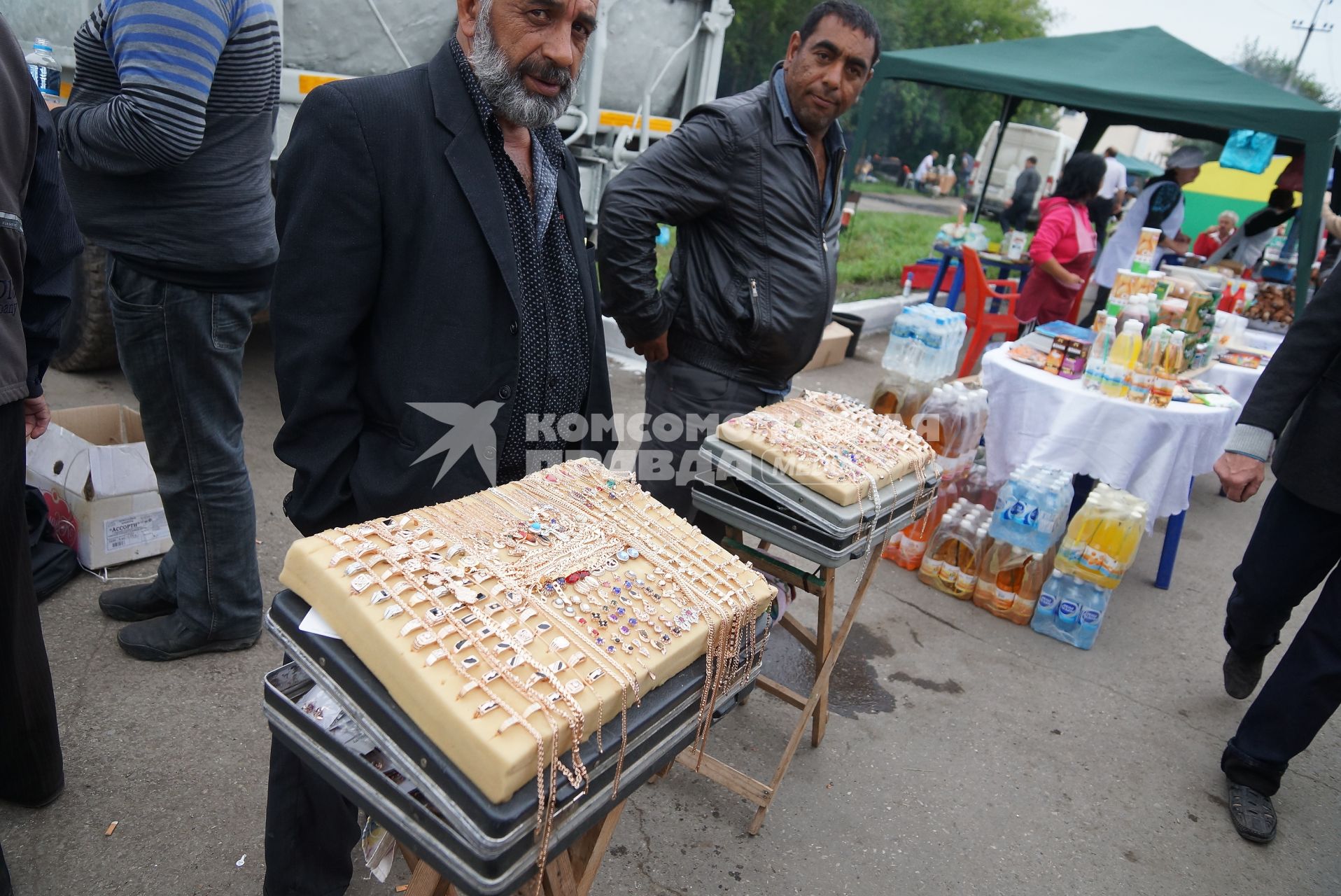 цыгане продают золотые украшения на Ирбитской ярмарке