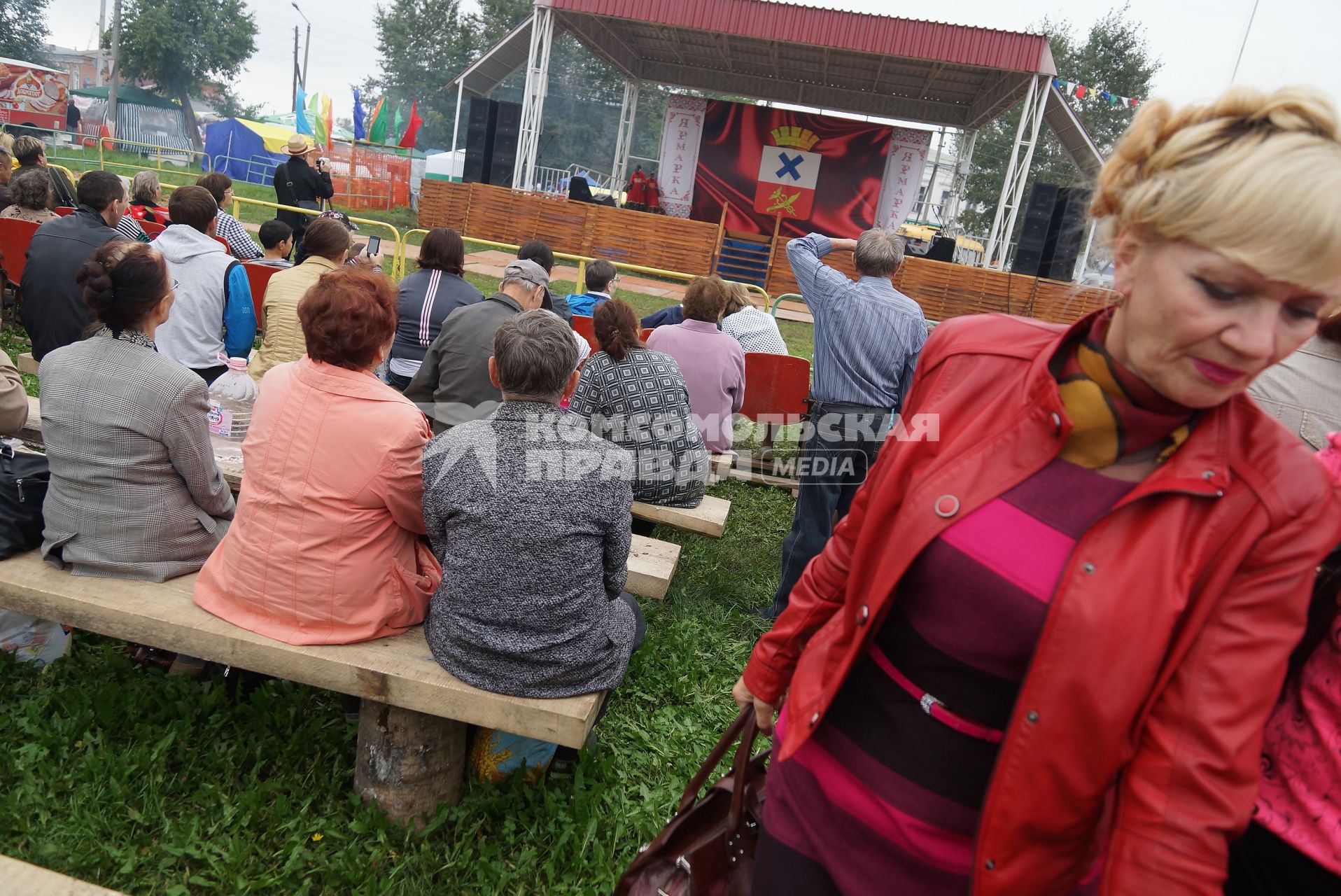 люди седят около сцены на Ирбитской ярмарке