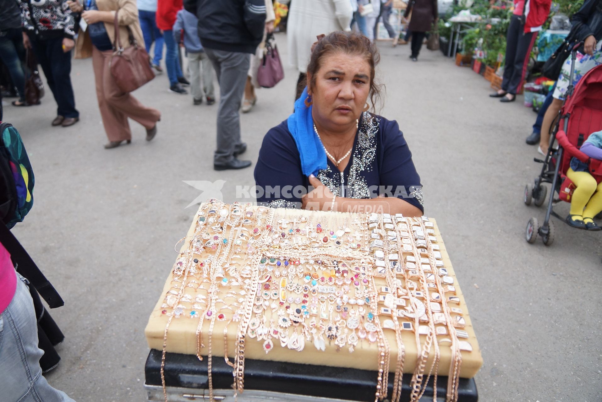 цыганка продает золотые украшения на Ирбитской ярмарке