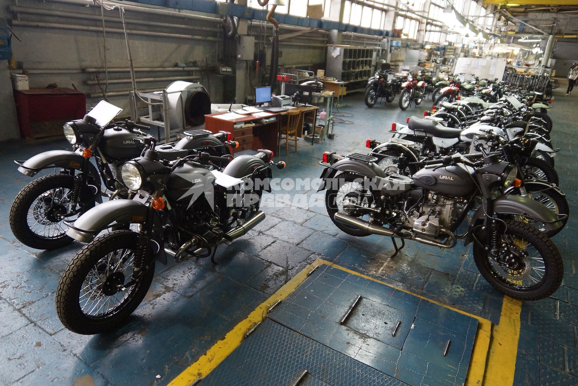 сборочная линия ирбитского мотоциклетного завода в городе Ирбит, где производят мотоциклы \"урал\" для экспорта в другие страны