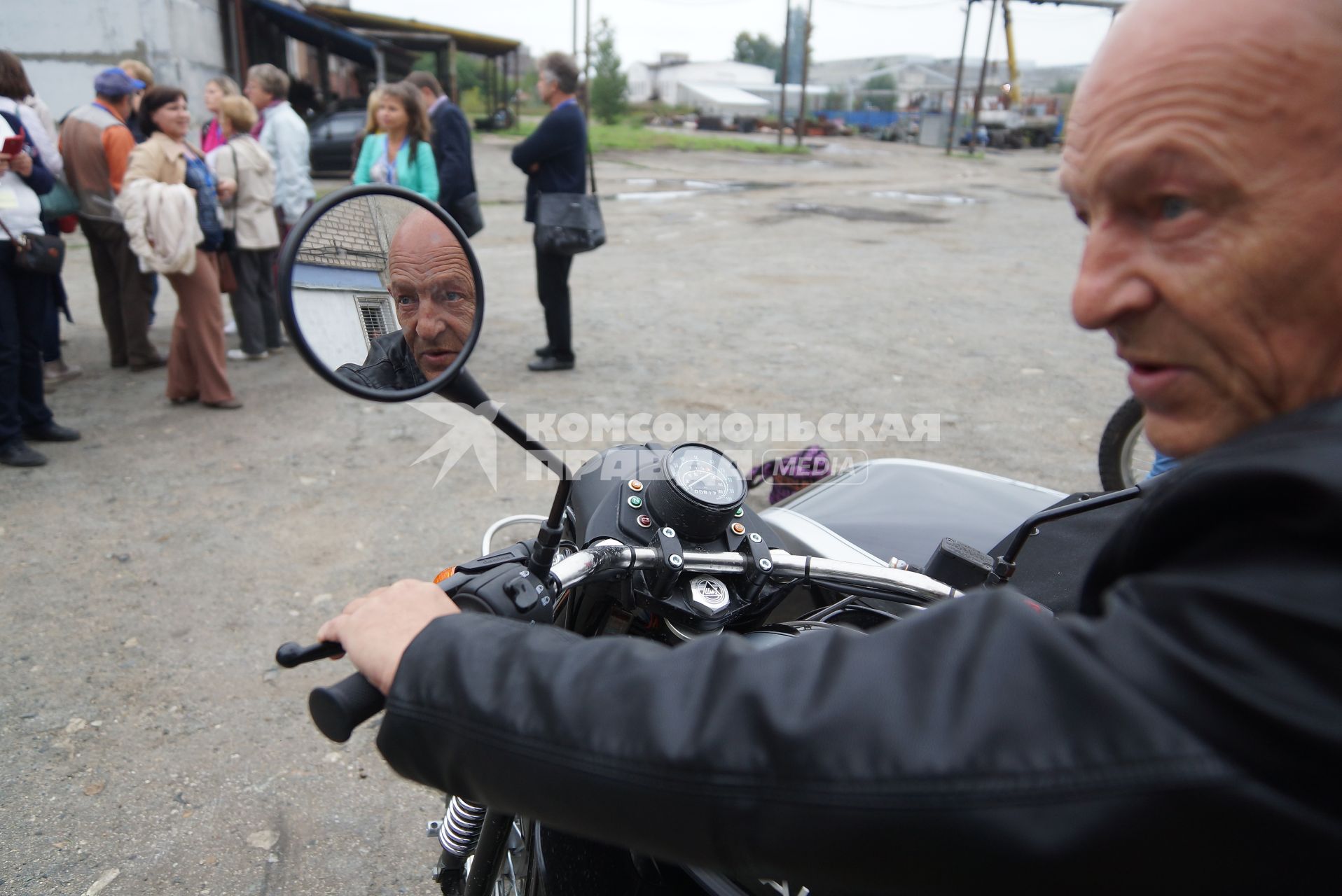мужчина сидит за рулем мотоцикла \"Урал\" производства ирбитского мотоциклетного завода в городе Ирбит