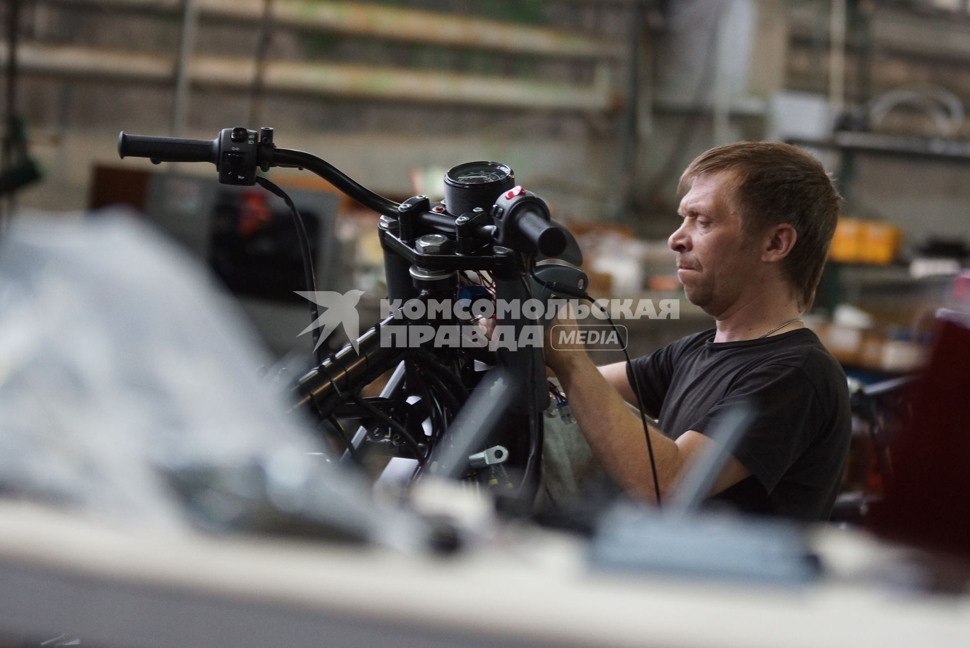 сборочная линия ирбитского мотоциклетного завода в городе Ирбит, где производят мотоциклы \"урал\" для экспорта в другие страны
