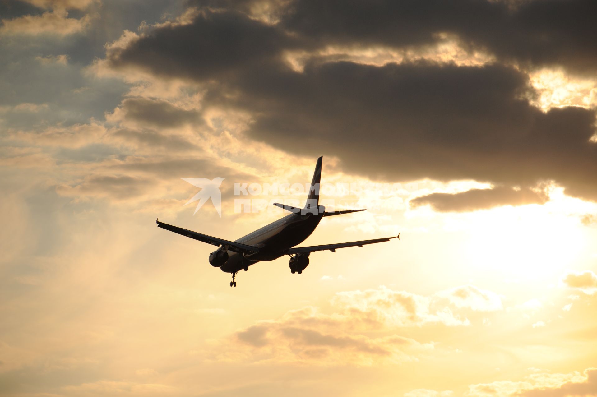 Аэропорт Шереметьево. На снимке: самолет компании `Аэрофлот` Airbus A330 заходит на посадку.