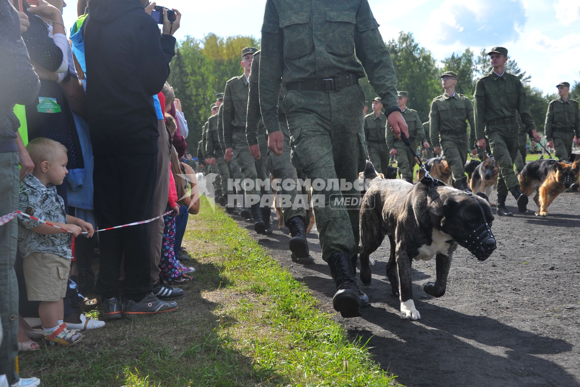 Учебный центр служебного собаководства в Дмитрове. Парад с участием 400 служебных собак, посвященный 90-ой годовщине образования. На снимке: кинологи с собаками.