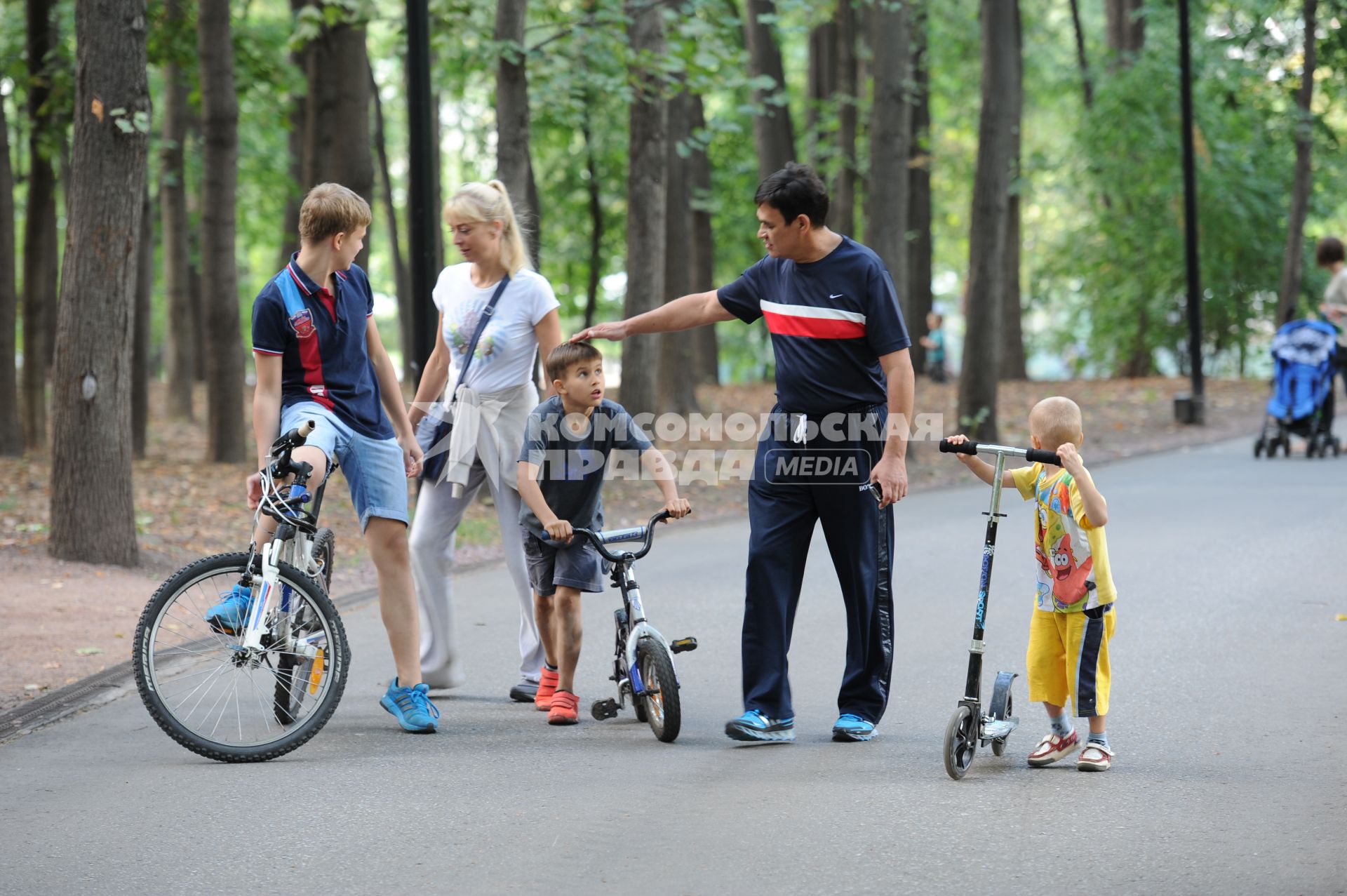 Парк Горького. На снимке: дети на велосипеде и самокате.