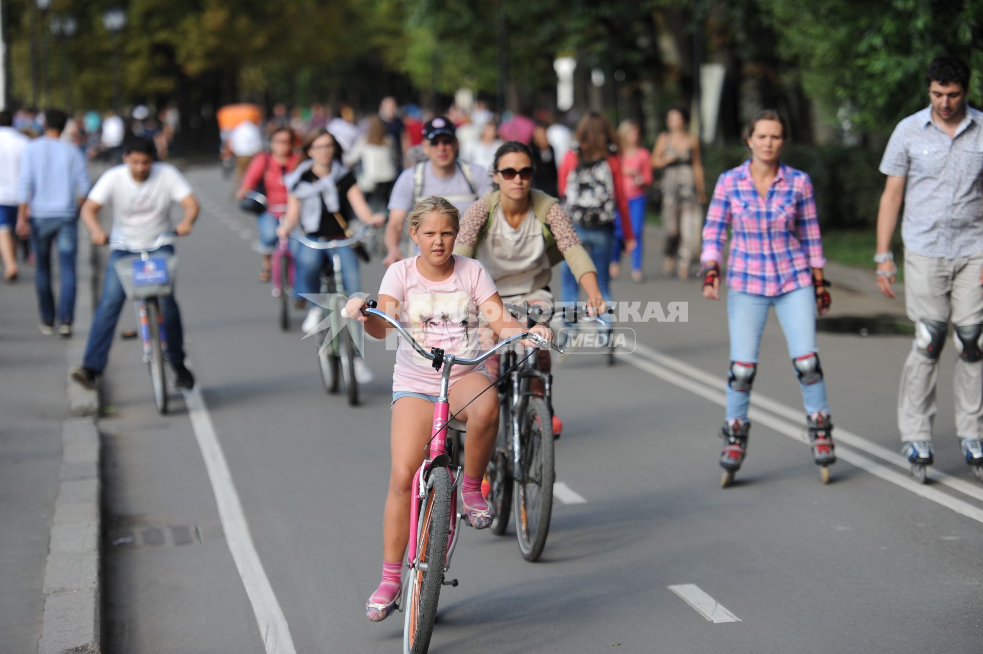 Парк Горького. На снимке: люди катаются на велосипедах.