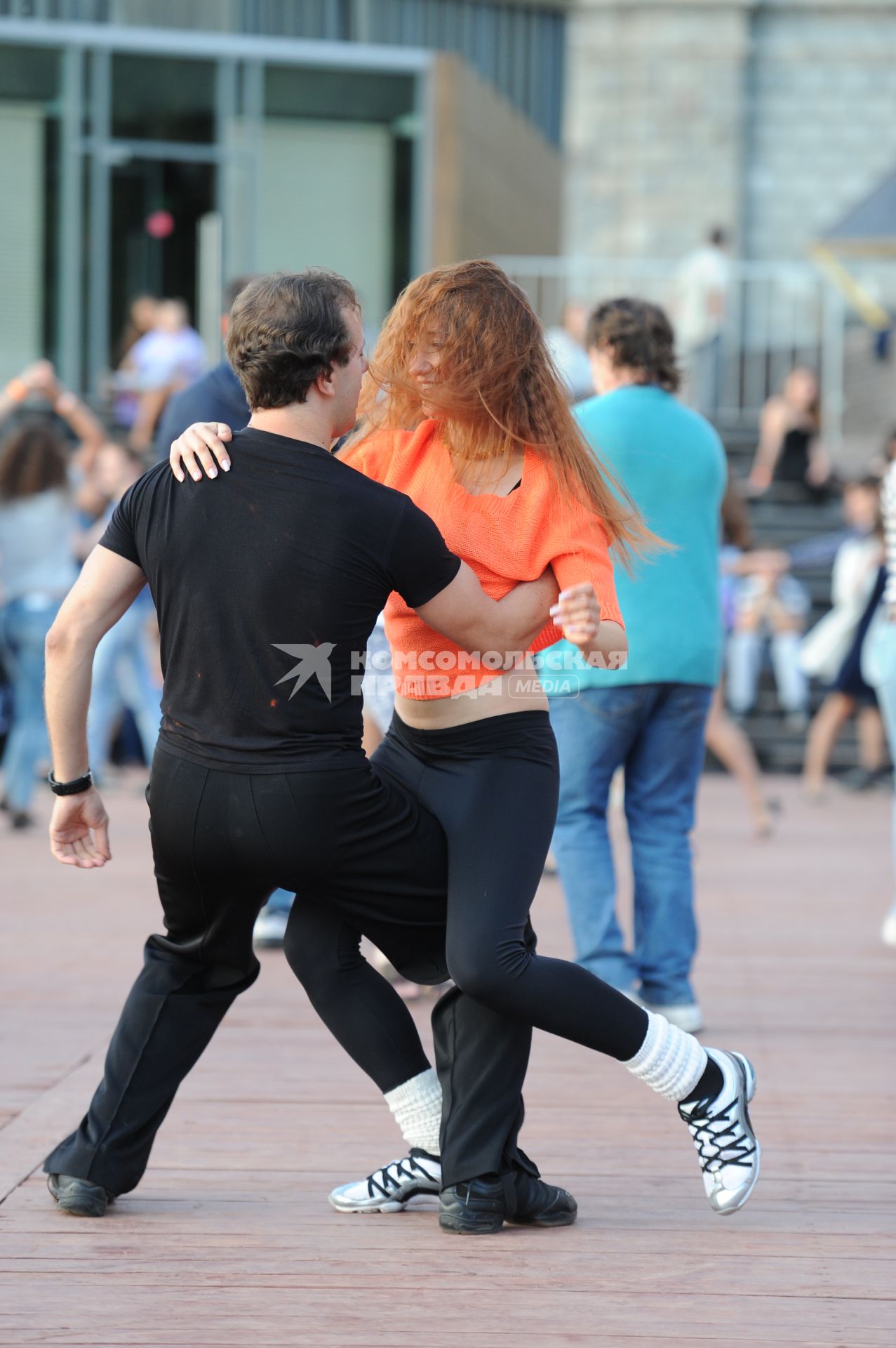 Парк Горького. На снимке: люди танцуют на Пушкинской набережной.