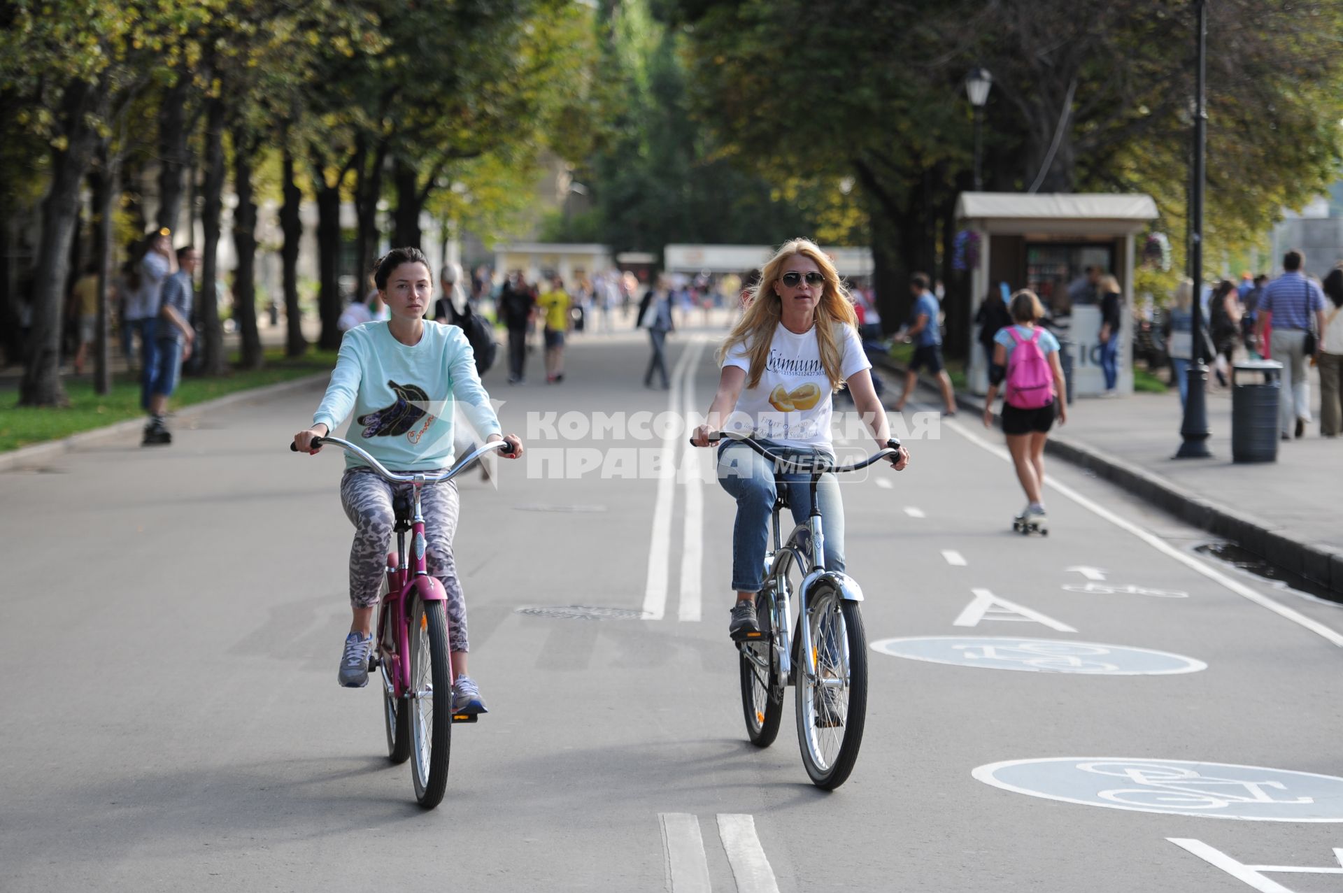 Парк Горького. На снимке: девушки катаются на велосипедах.