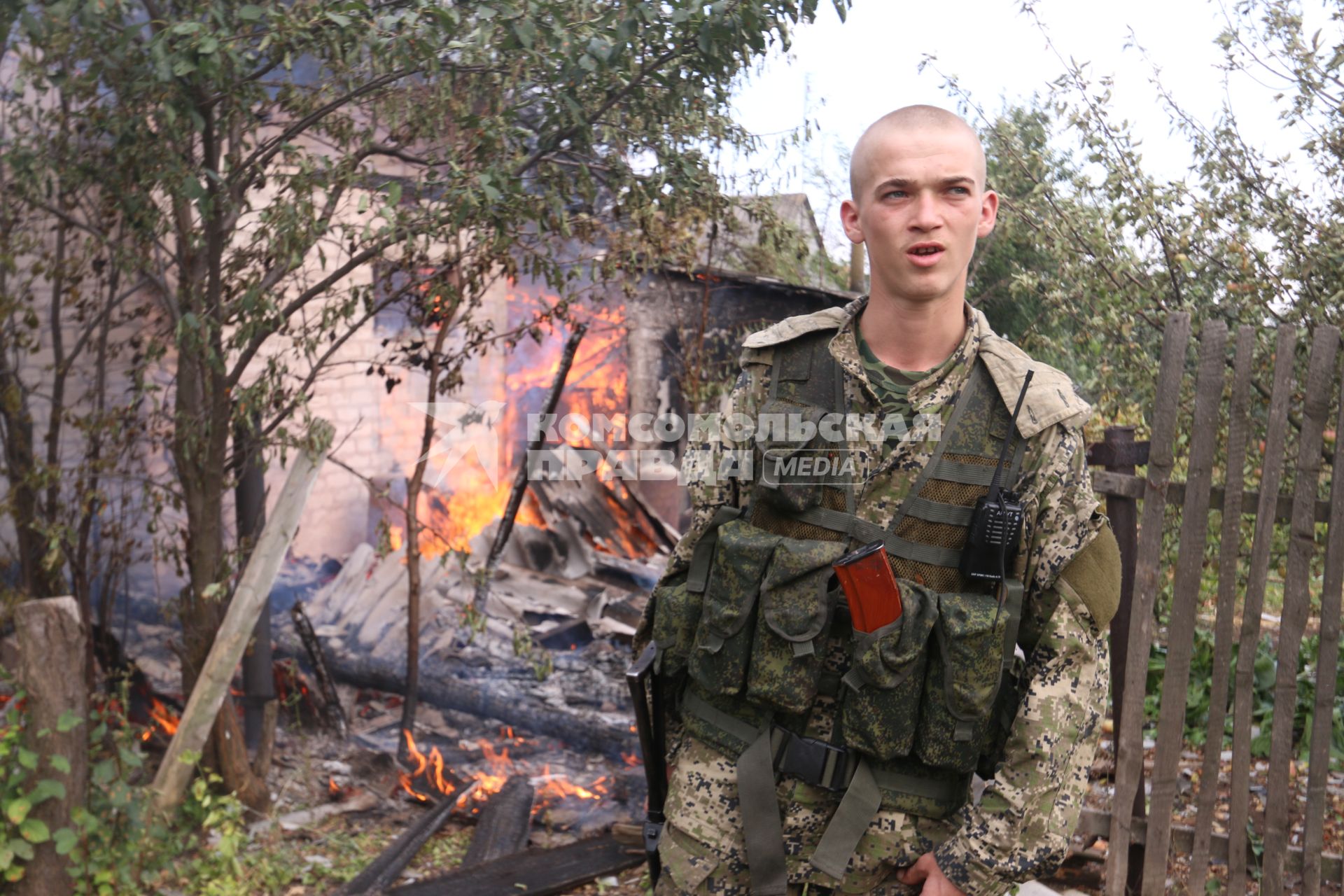 Иловайск. На снимке: боец ДНР с позывным Малой показывает место боя ополченцев и ВС Украины.