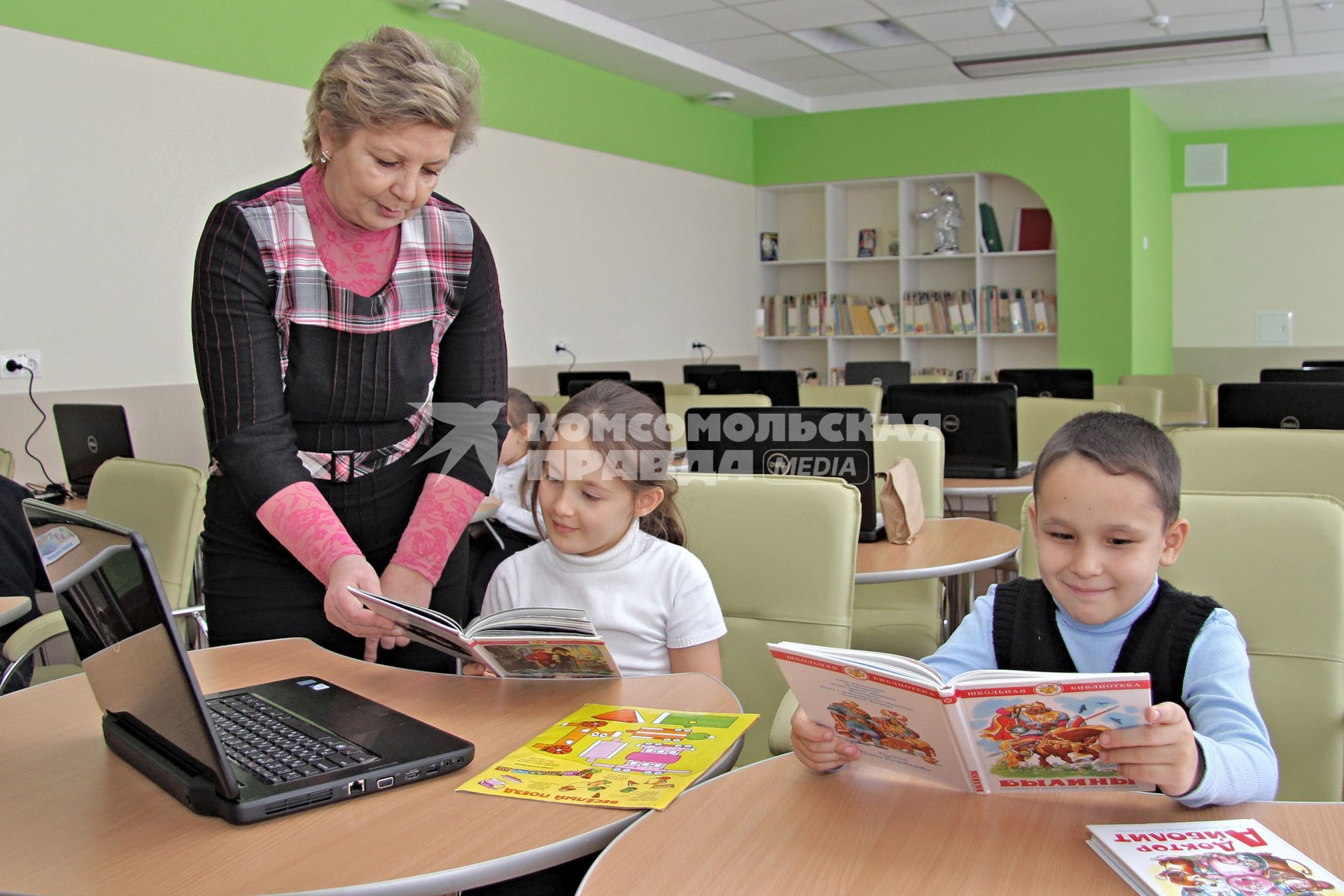 Читальный зал общеобразовательной школы. Дети читают книги.