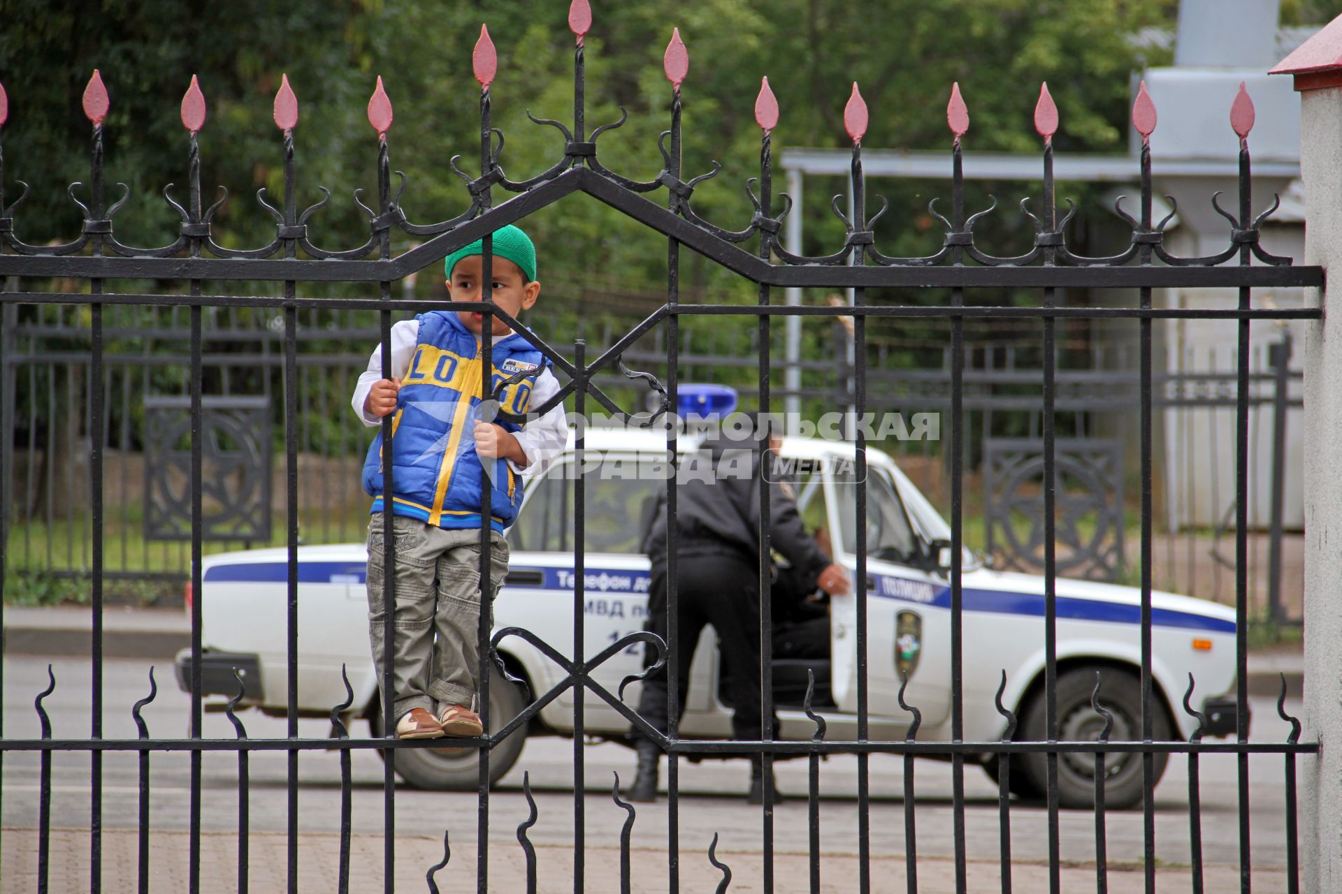 Мусульманский праздник Ураза-байрам в Уфе. Ребенок на заборе.