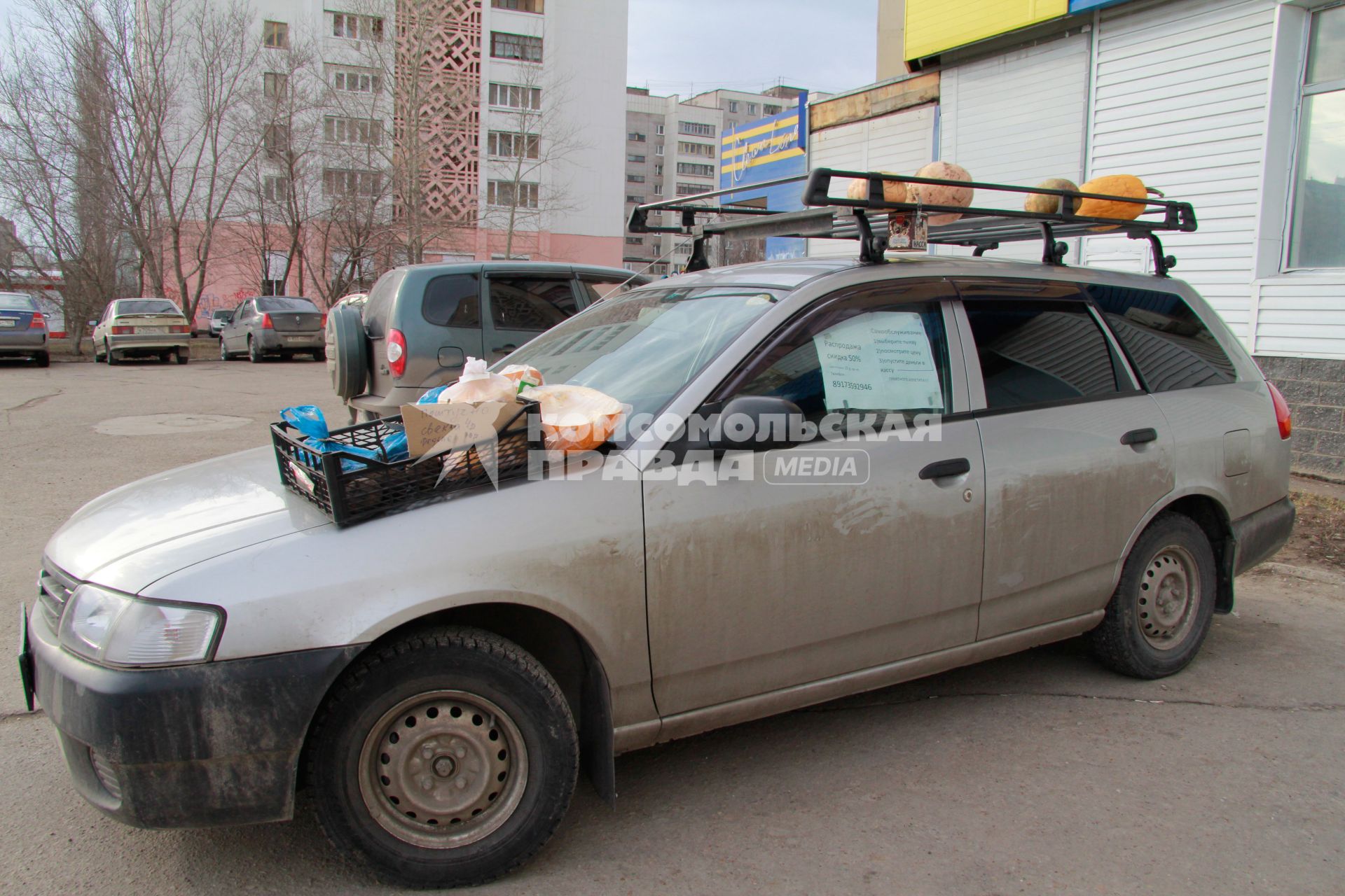 Честный магазин на колесах. Автомобиль с тыквами на багажнике и копилкой для сбора оплаты.