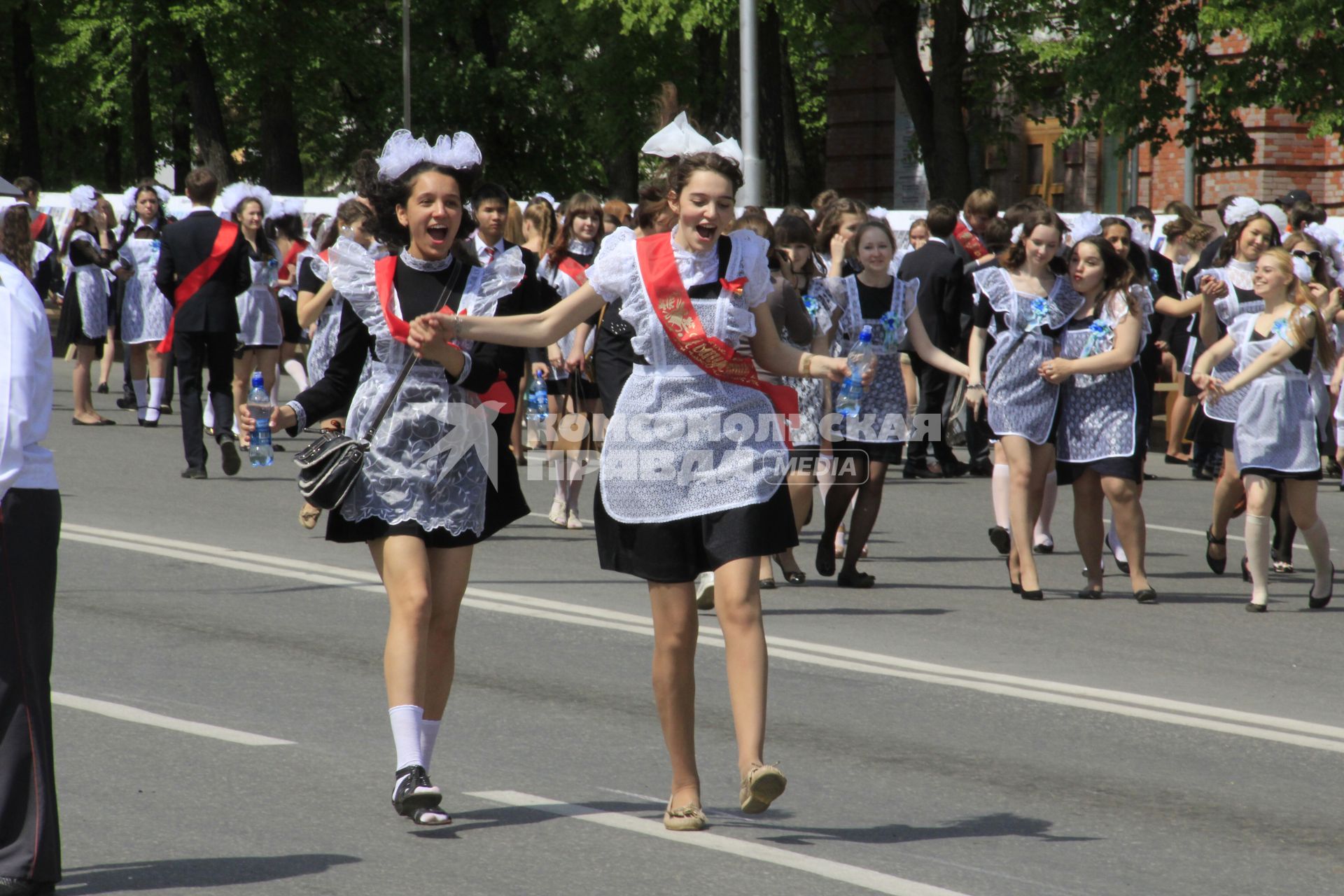 Выпускники гуляют по городу.