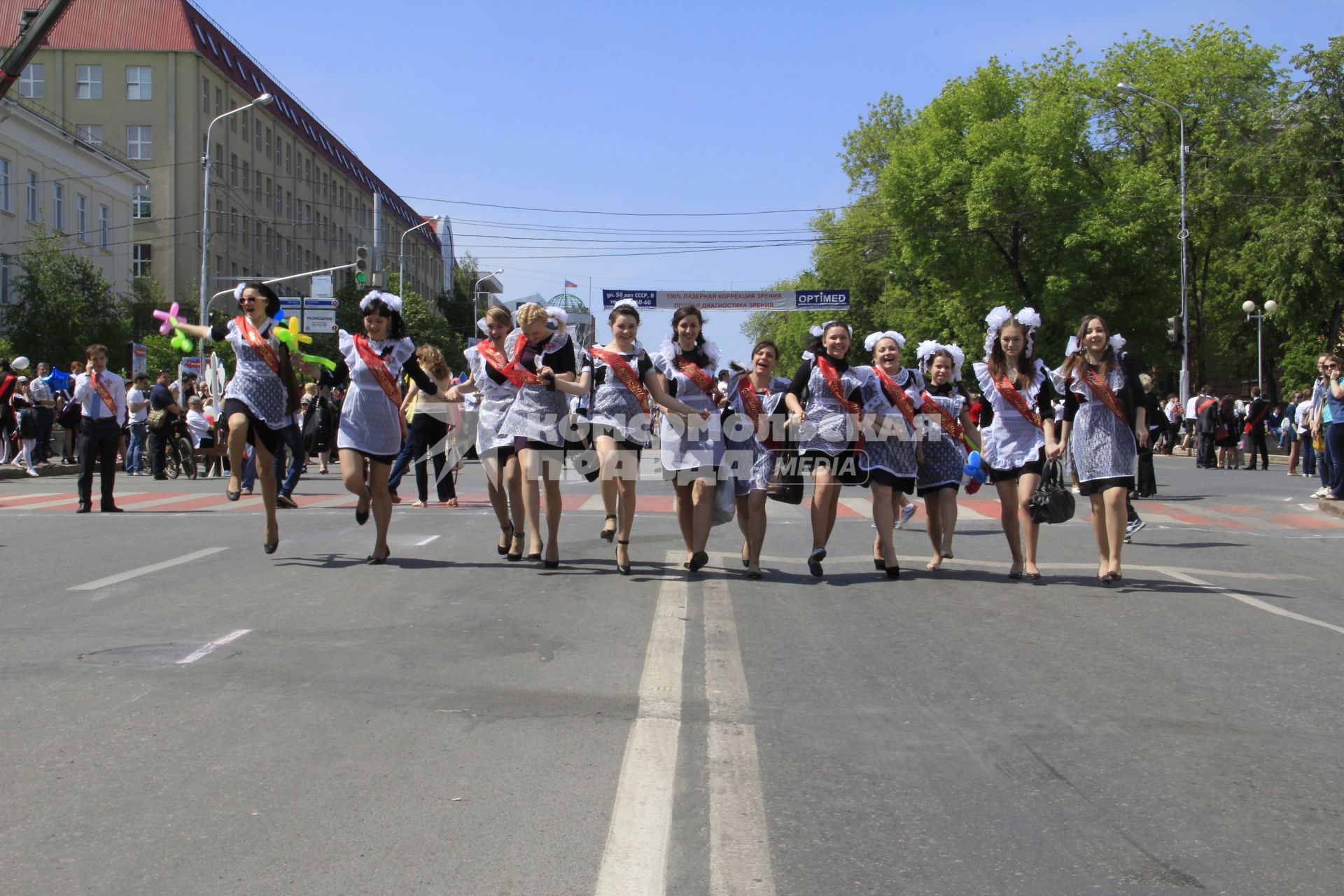 Выпускники гуляют по городу.