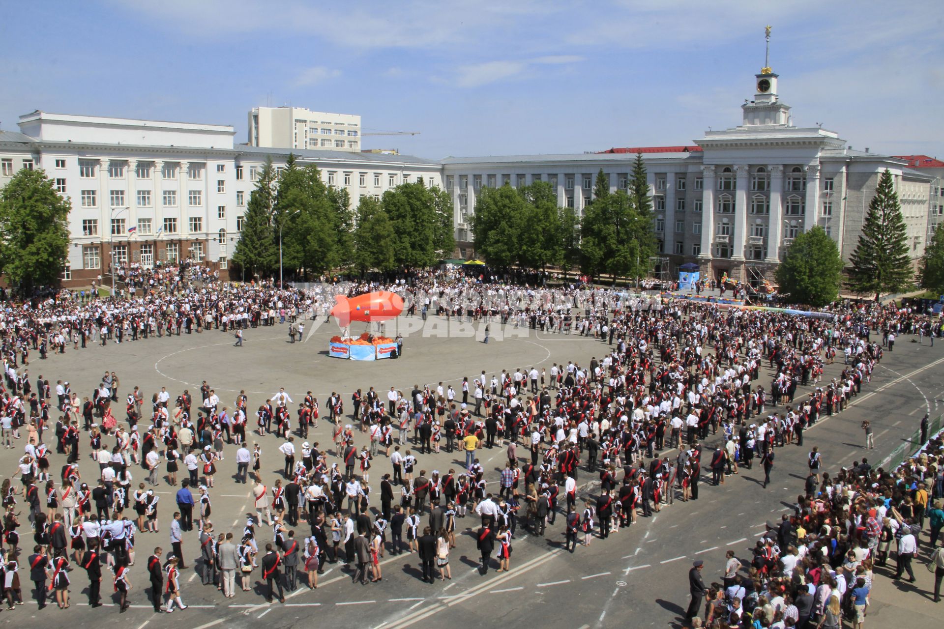 Школьники на площади.