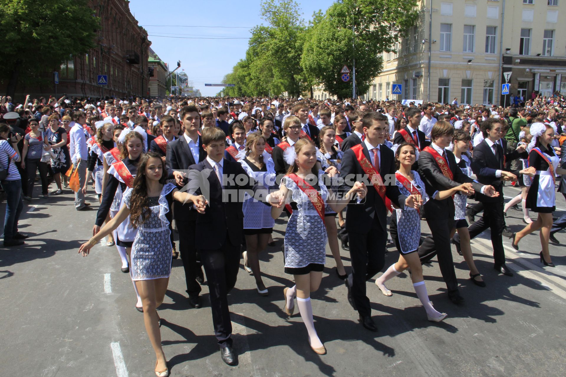 Выпускники гуляют по городу.