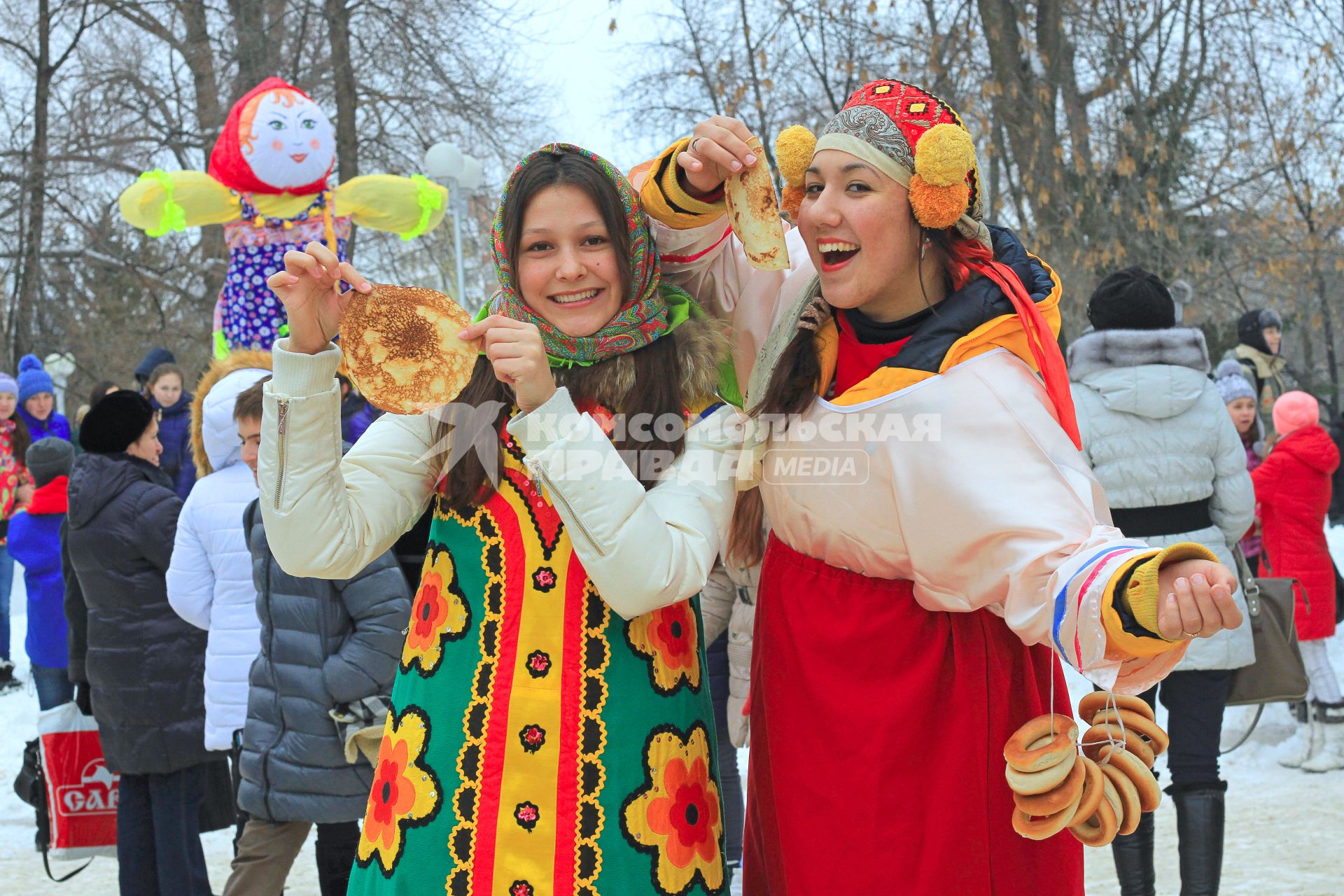 Девушки с блинами на масленицу.