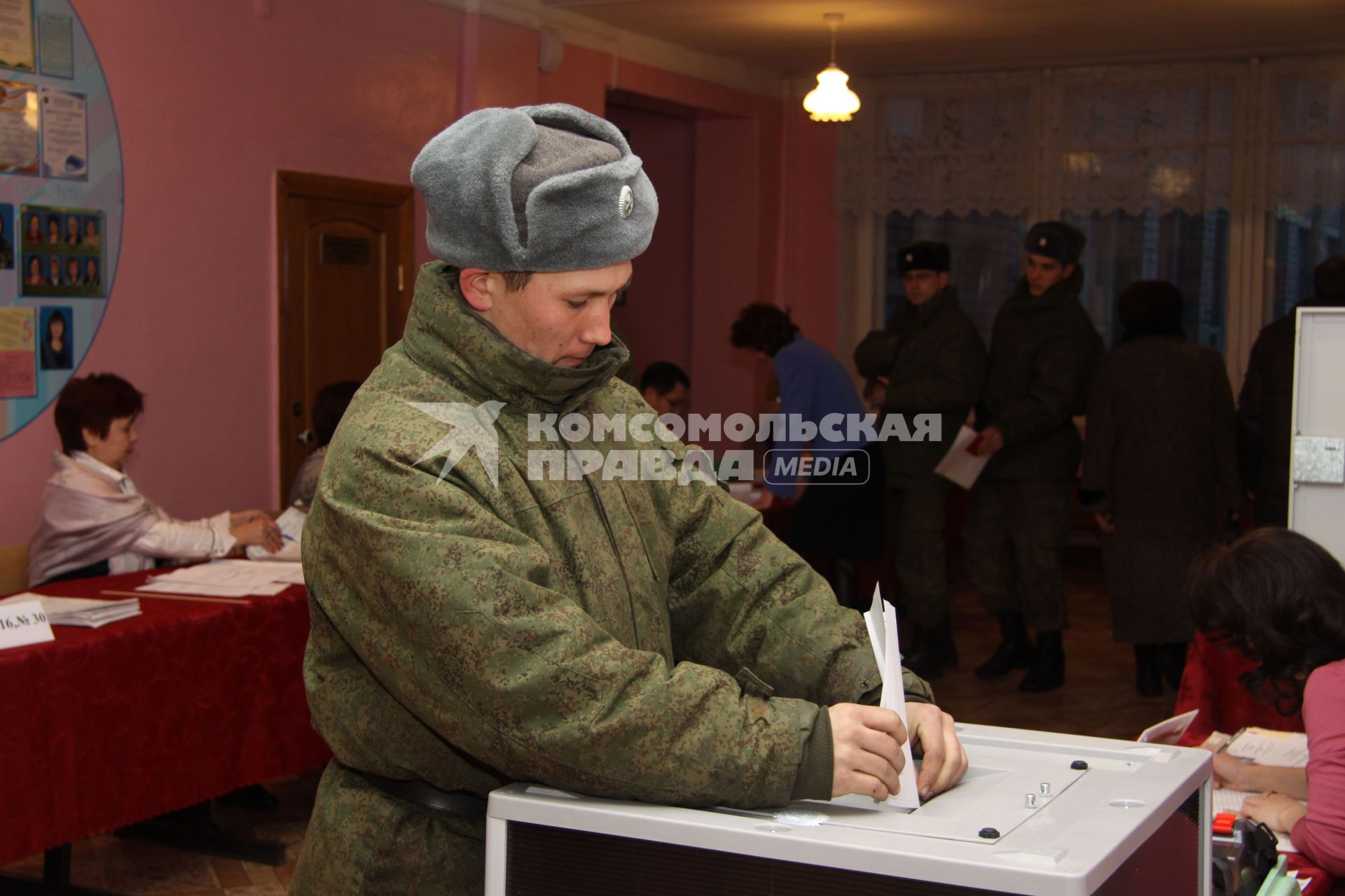 Голосование в военной части. Солдаты отдают свои голоса.