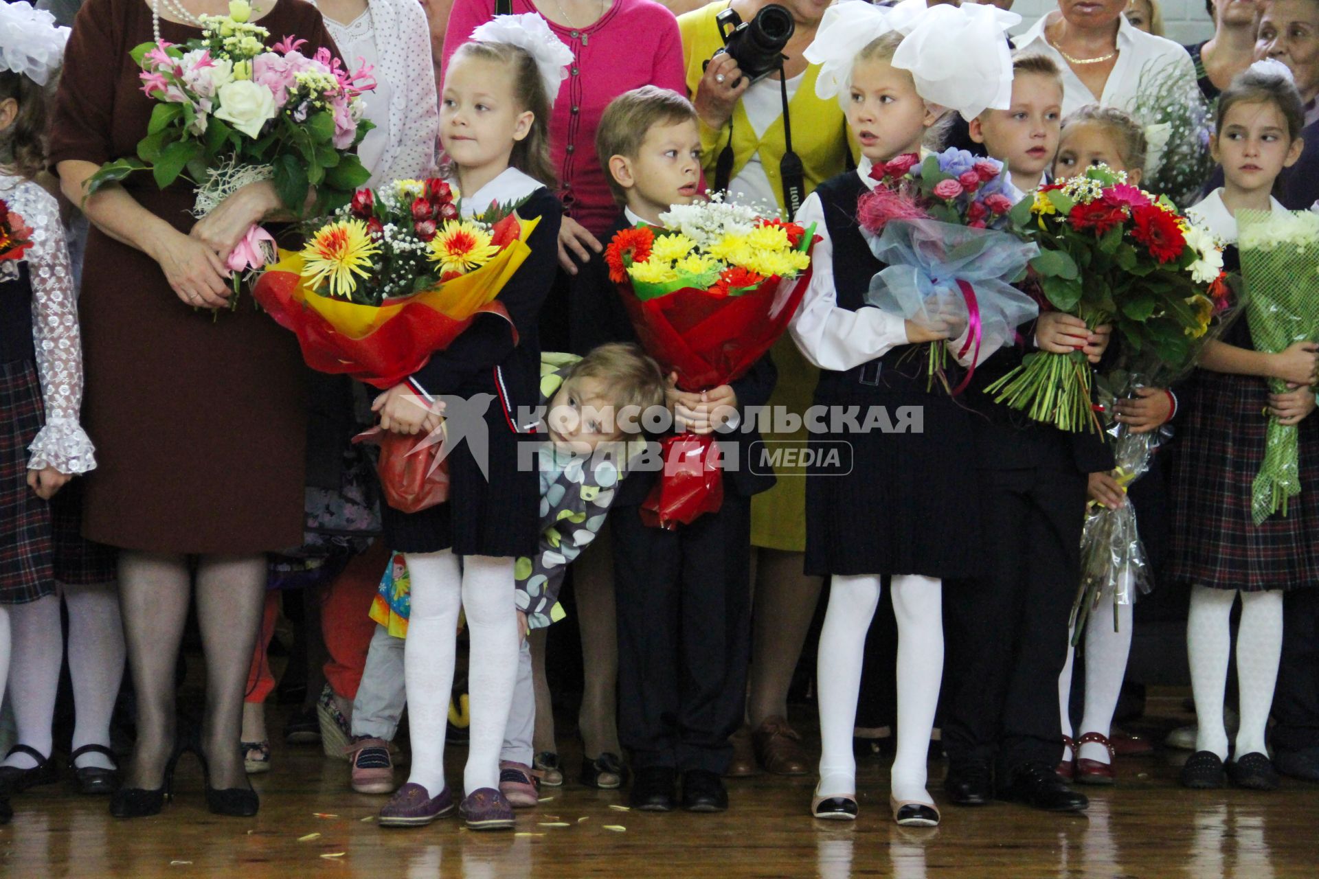 Дети на школьной линейке.