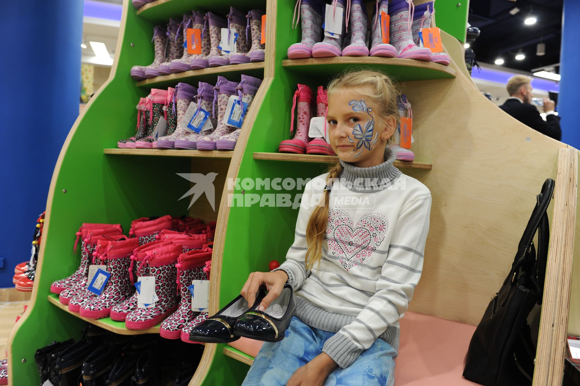 Открытие флагманского магазина `Детский мир` на Воздвиженке. На снимке: девочка в отделе обуви.