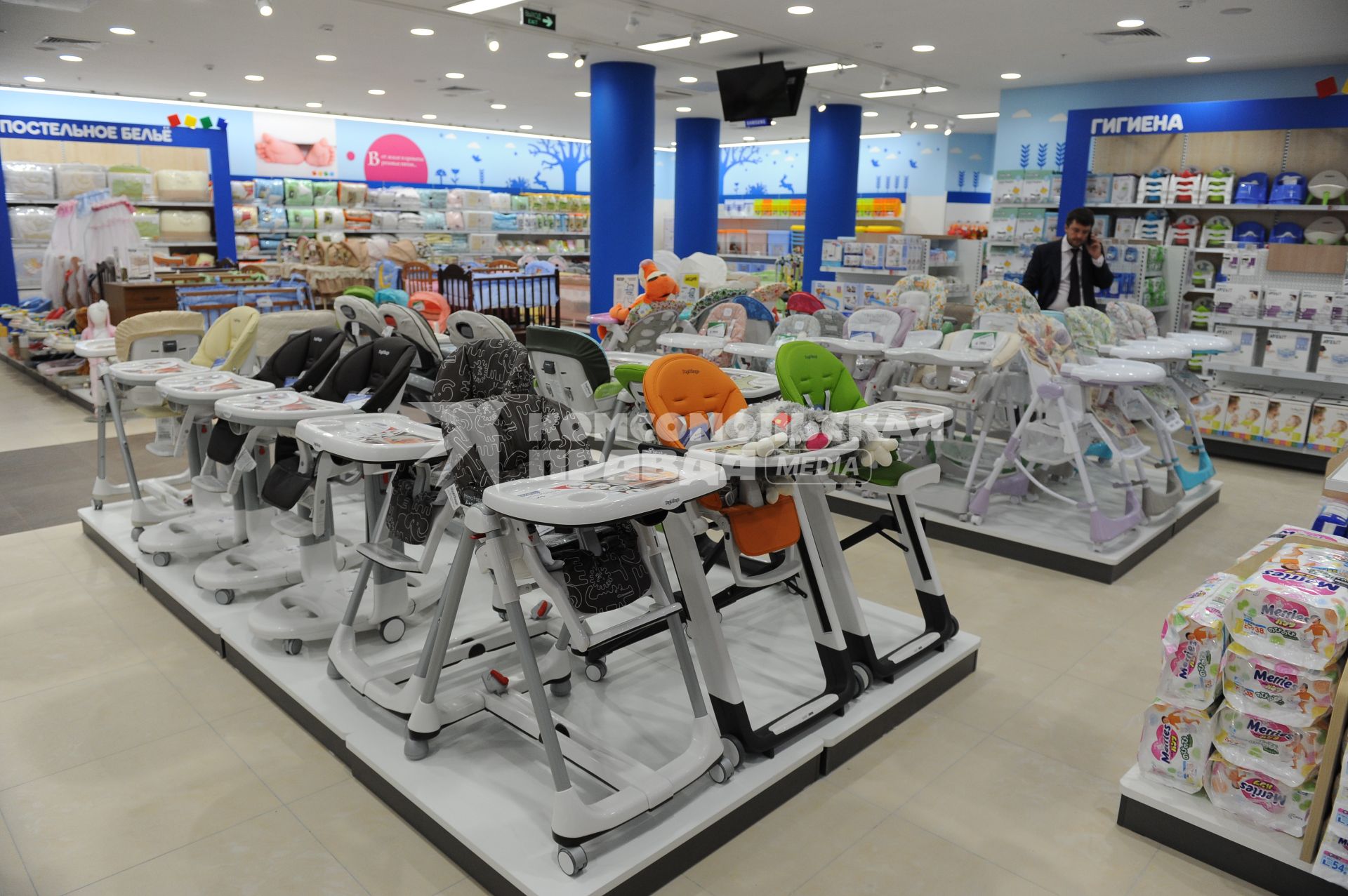 Открытие флагманского магазина `Детский мир` на Воздвиженке. На снимке: детские кресла.