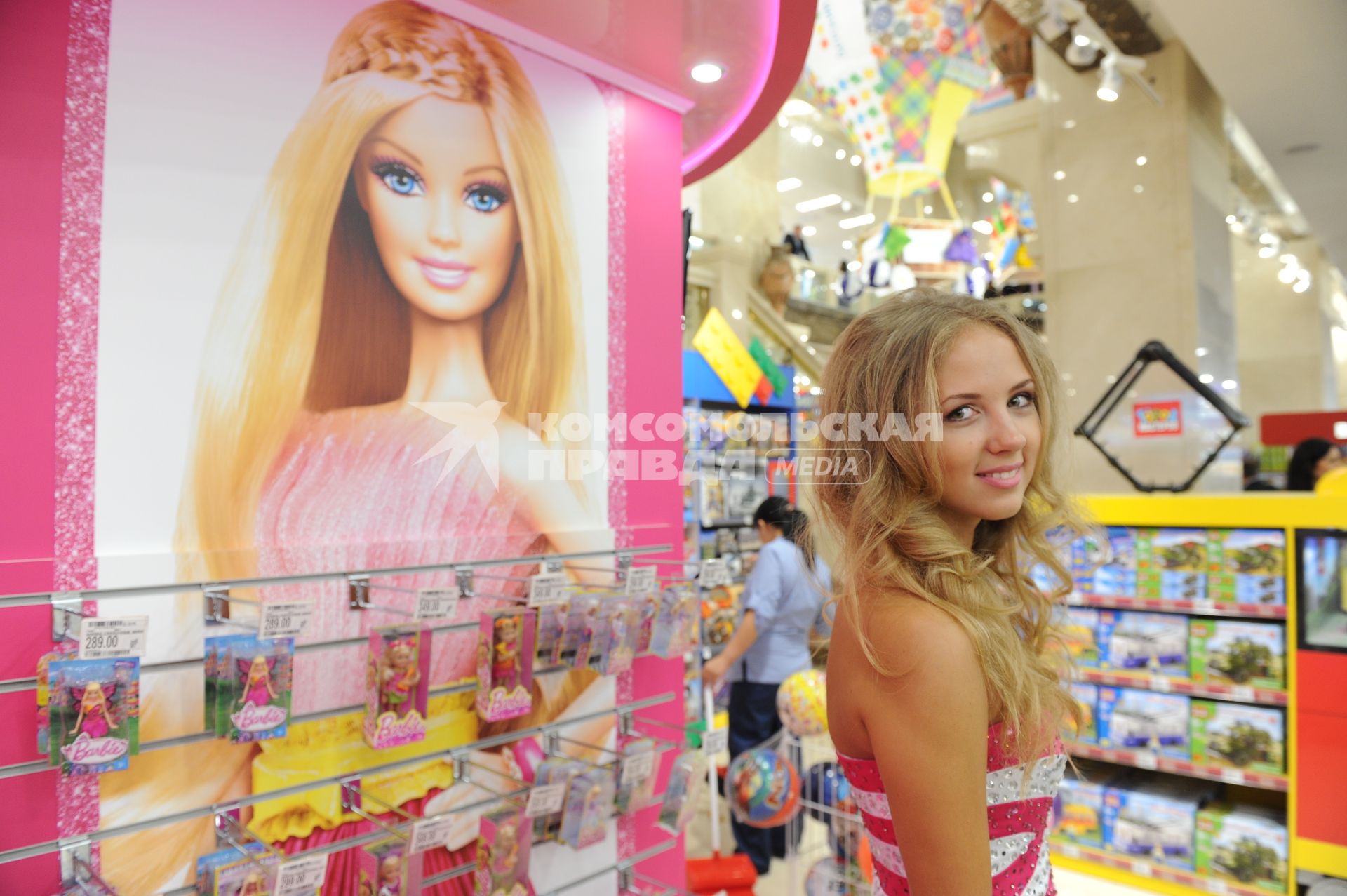 Открытие флагманского магазина `Детский мир` на Воздвиженке. На снимке: девушка в отделе кукол Барби.