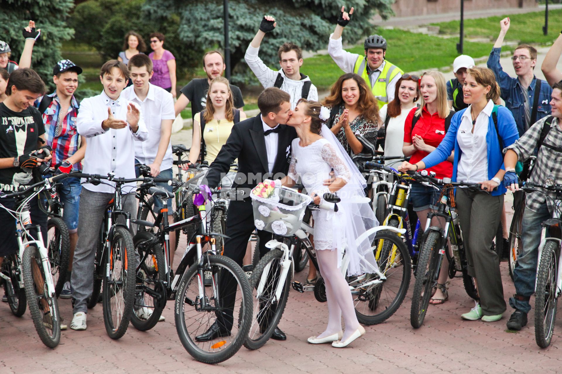 Свадьба велосипедистов. Молодые решили пожениться не сходя с велосипедов.