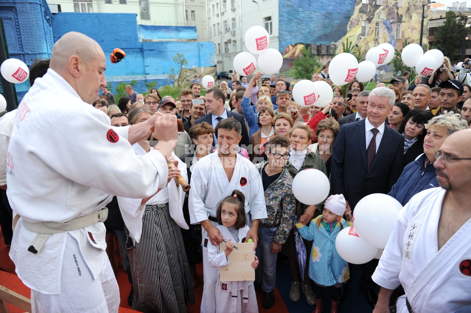 Открытие пешеходных зон на улицах Покровка и Маросейка. На снимке: мэр Москвы Сергей Собянин (справа).