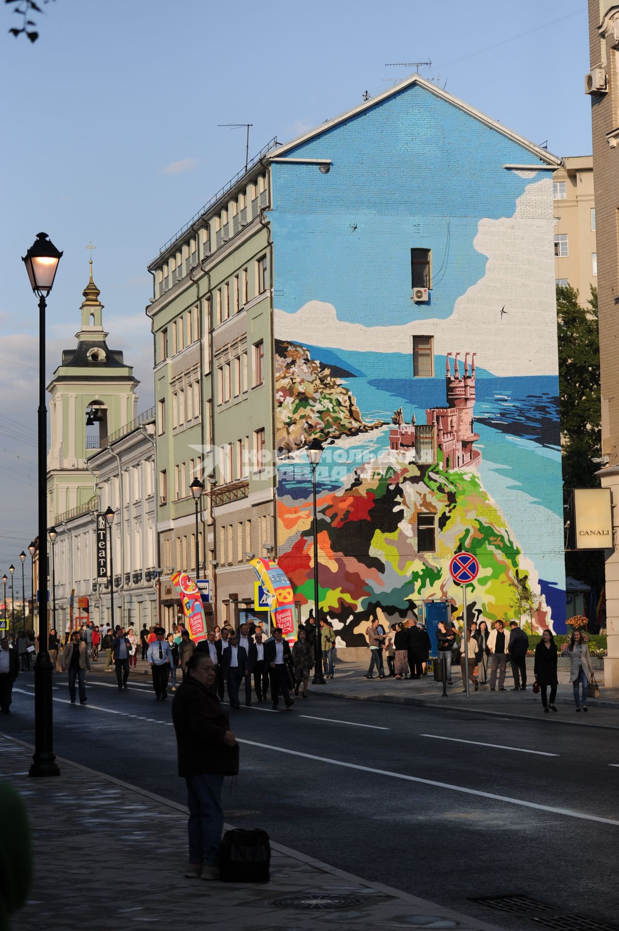 Открытие пешеходной зоны на улице Покровка. На снимке: граффити на стене дома `Ласточкино гнездо`.