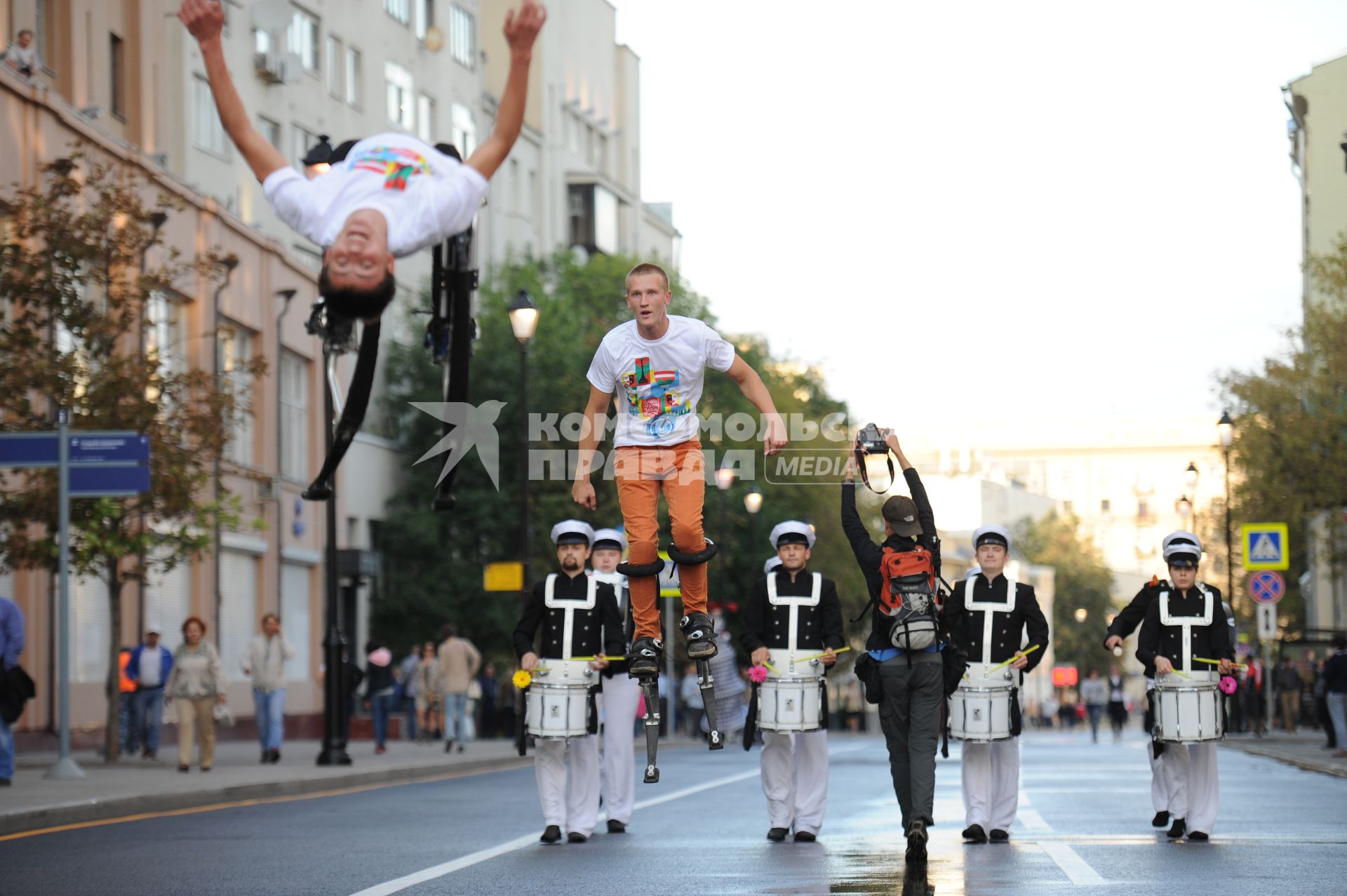 Открытие пешеходной зоны на улицах Покровка. На снимке: артисты прыгают на джамперах.