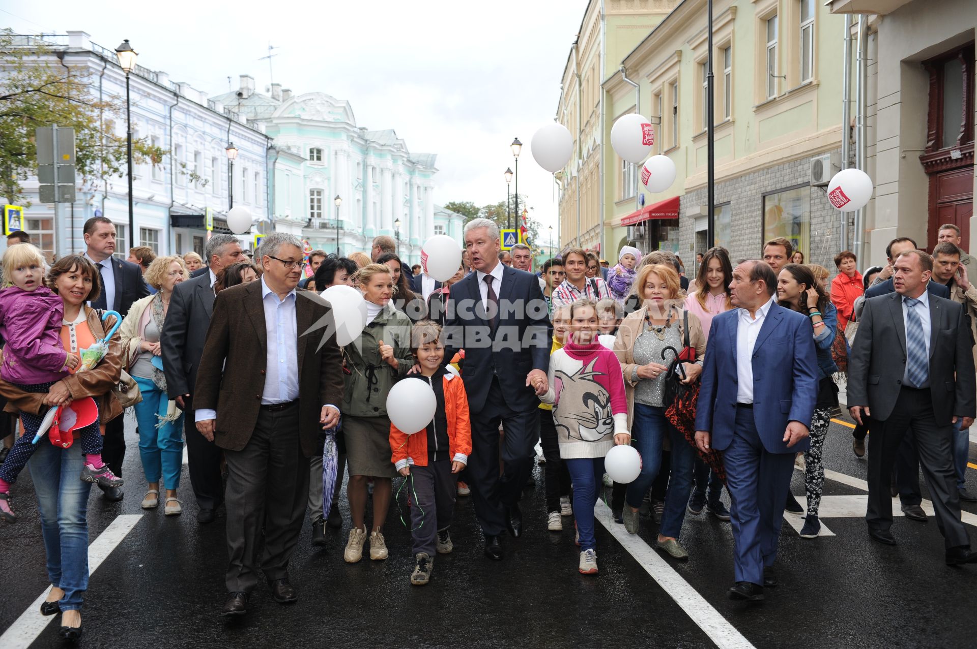 Открытие пешеходных зон на улицах Покровка и Маросейка. На снимке: мэр Москвы Сергей Собянин (в центре) и заместитель мэра Москвы по вопросам жилищно-коммунального хозяйства и благоустройства Петр Бирюков (второй справа).