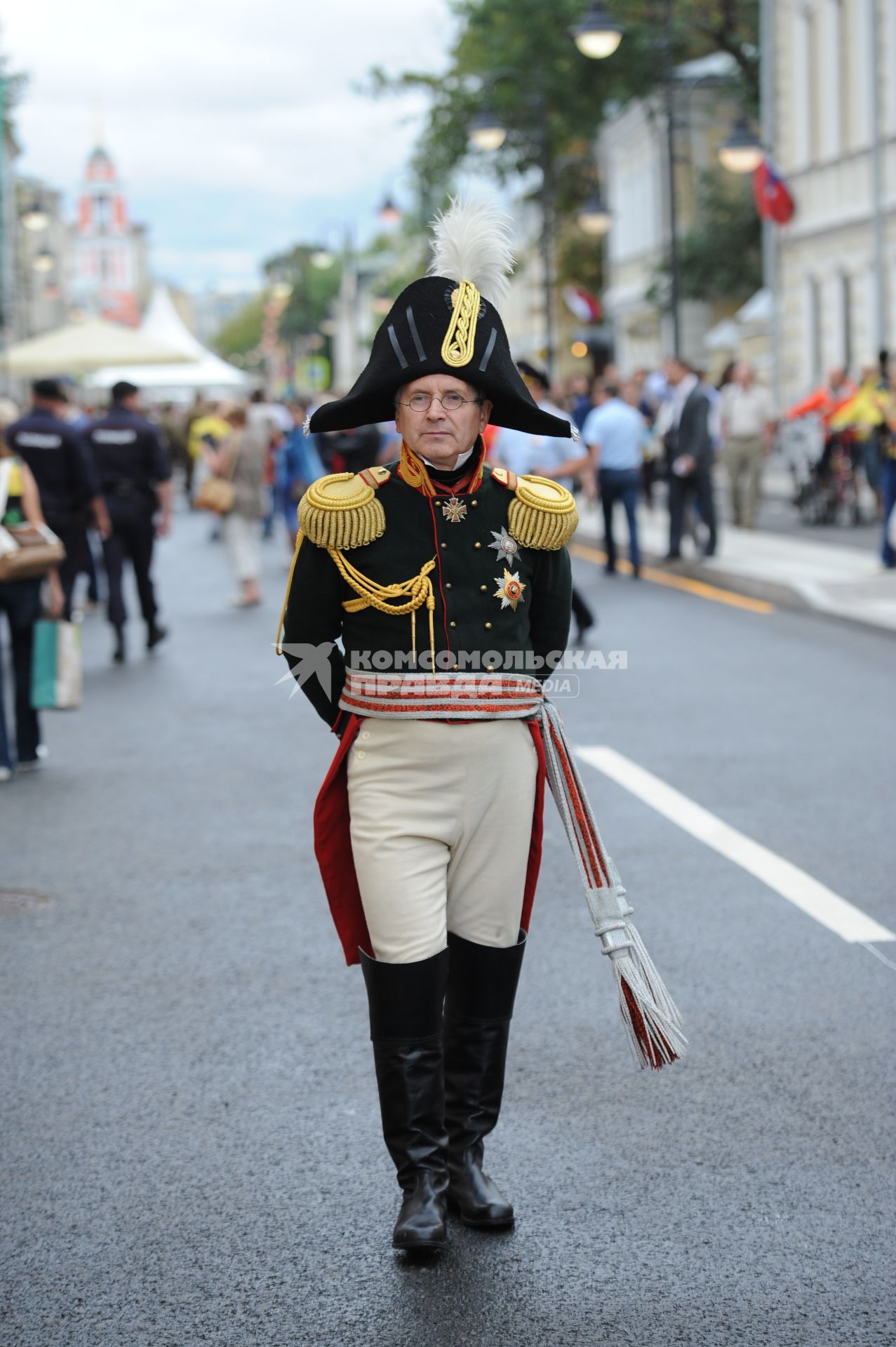Торжественное открытие пешеходной зоны на улице Пятницкая. На снимке: мужчина в костюме генерала времен Российской Империи.