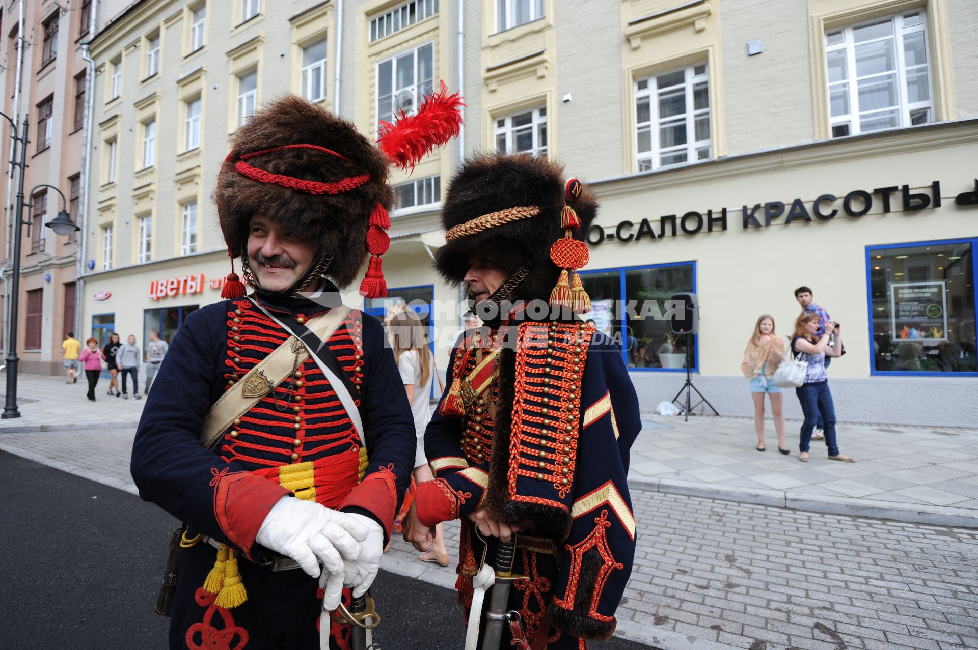 Торжественное открытие пешеходной зоны на улице Пятницкая. На снимке: мужчины в костюмах гусаров.
