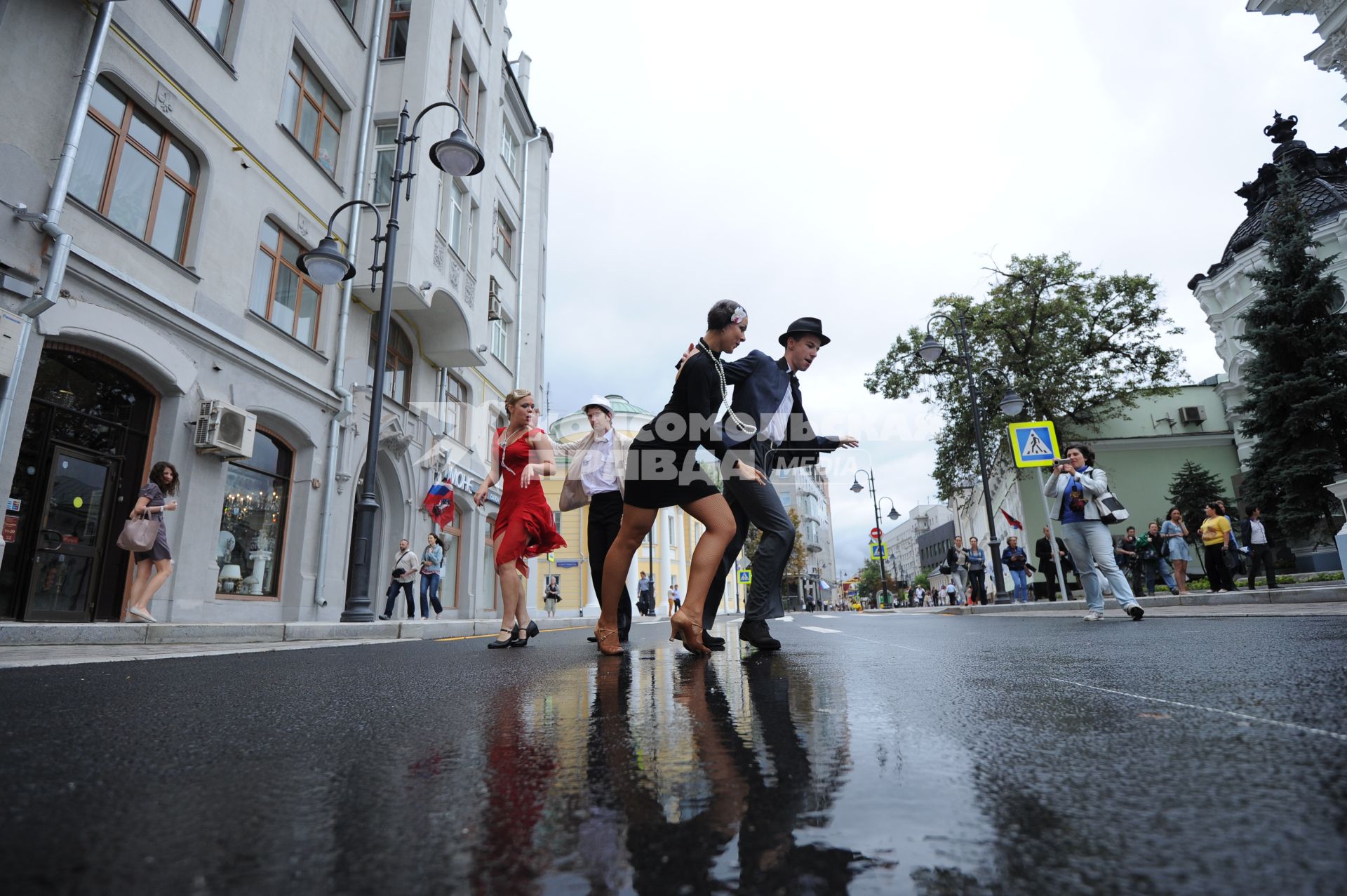 Торжественное открытие пешеходной зоны на улице Пятницкая. На снимке: люди в костюмах времен советской России 30-40 годов танцуют чарльстон.