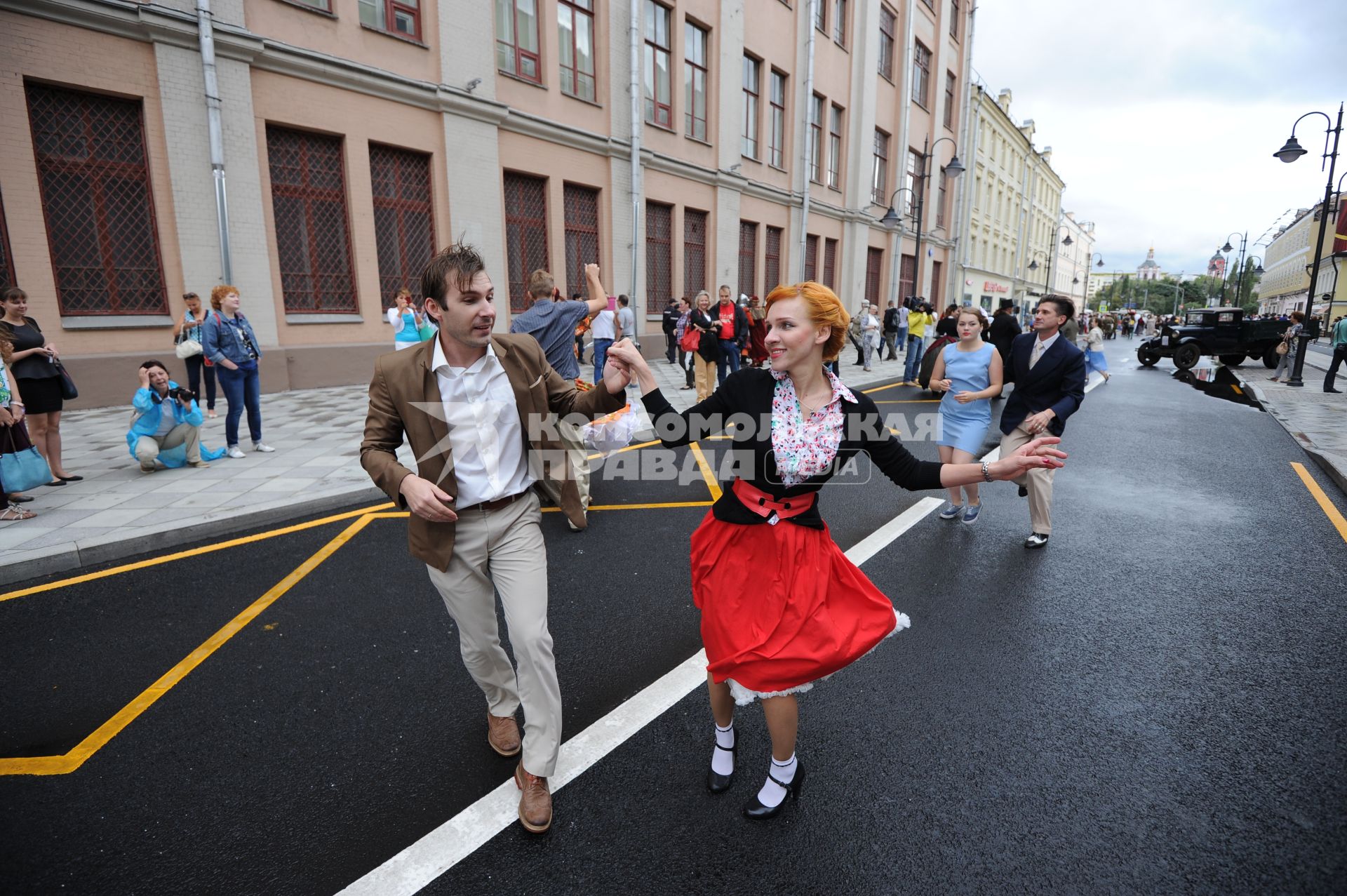 Торжественное открытие пешеходной зоны на улице Пятницкая. На снимке: люди в костюмах времен советской России.