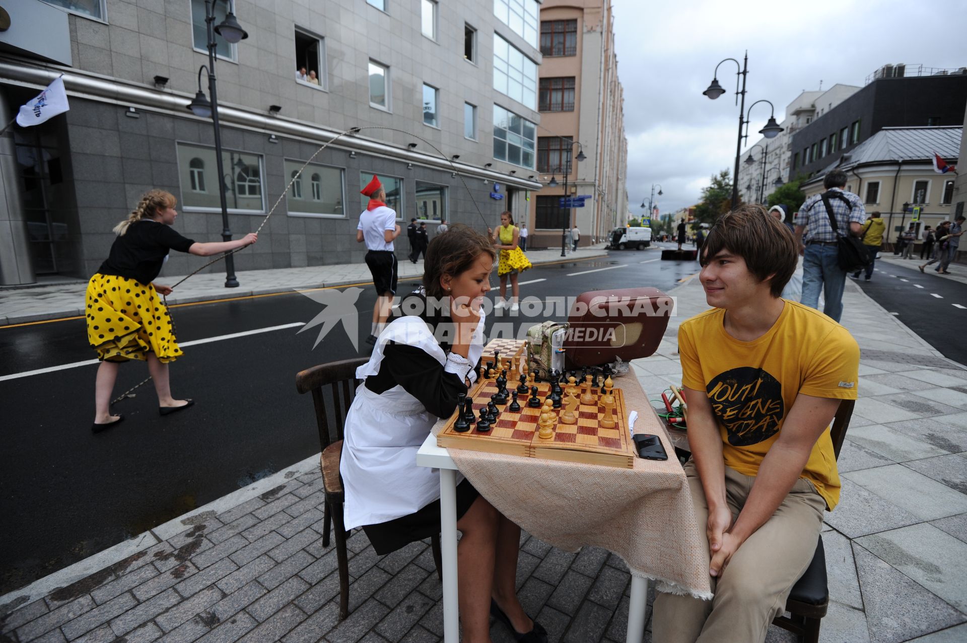 Торжественное открытие пешеходной зоны на улице Пятницкая. На снимке: молодые люди играют в шахматы.