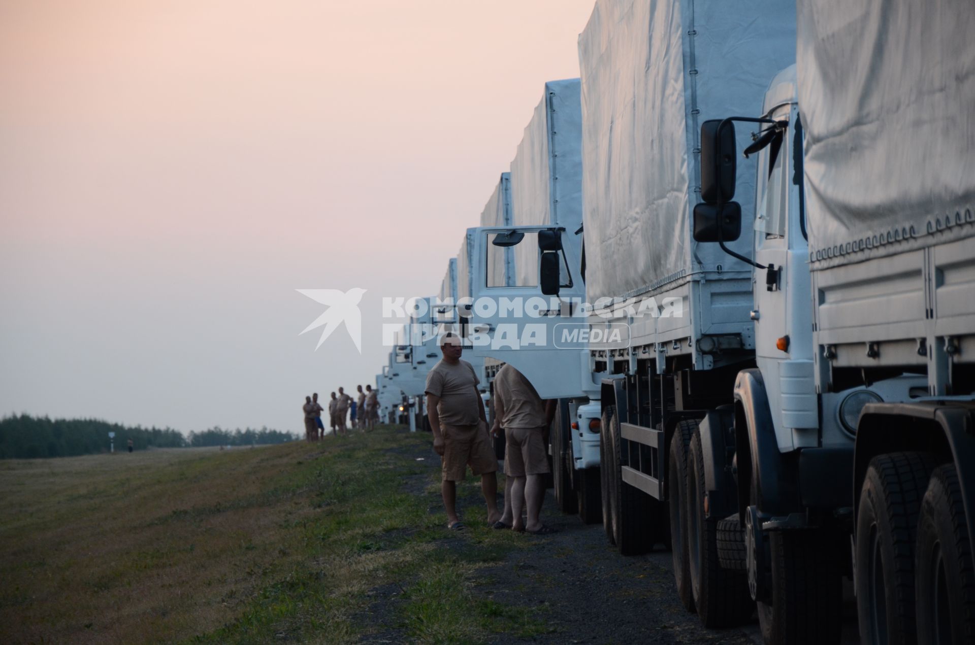 Воронеж. На снимке: автоколонна гуманитарной помощи для жителей юго-востока Украины на территории аэродрома.