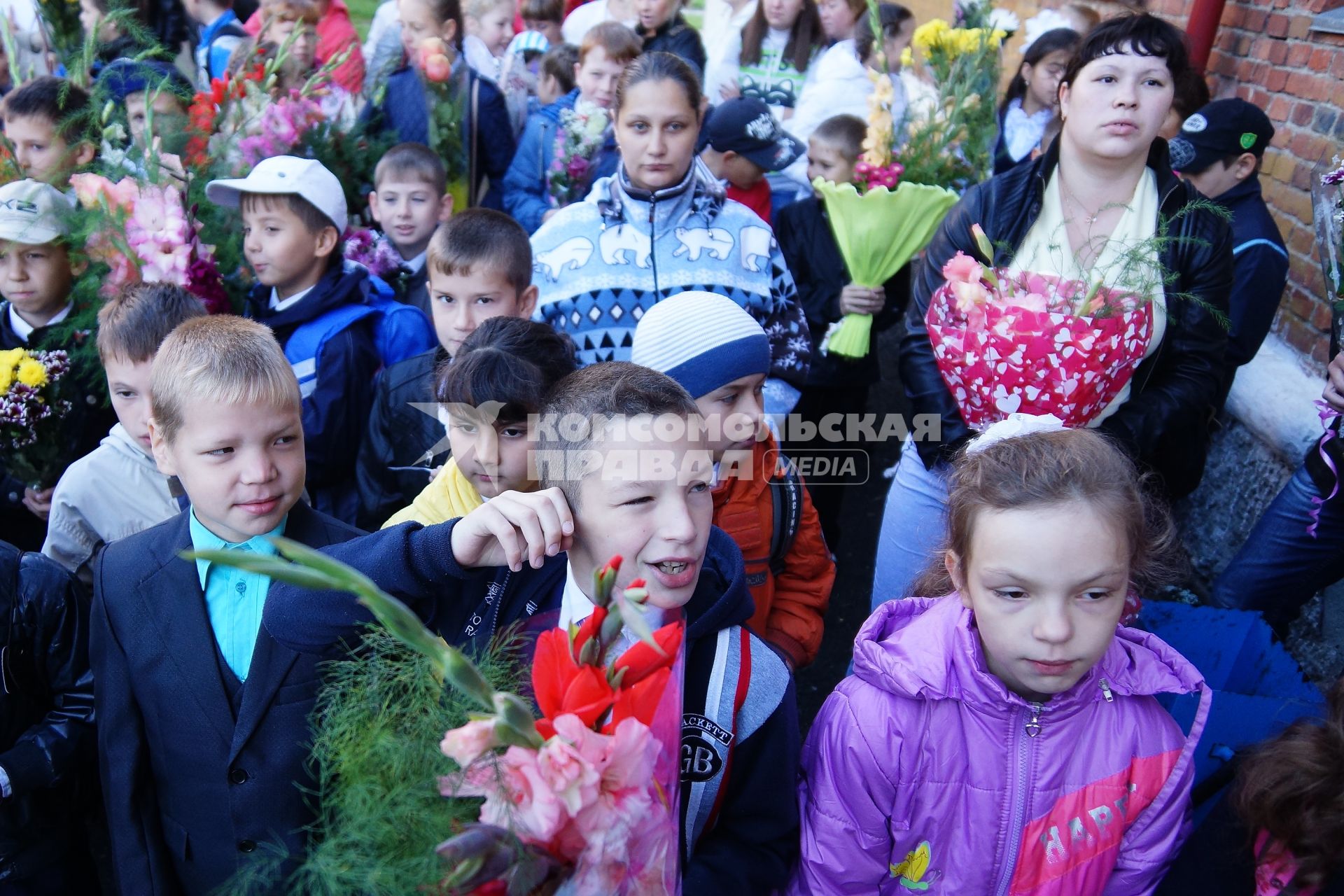 школьники начальных классов во время линейки 1 сентября.