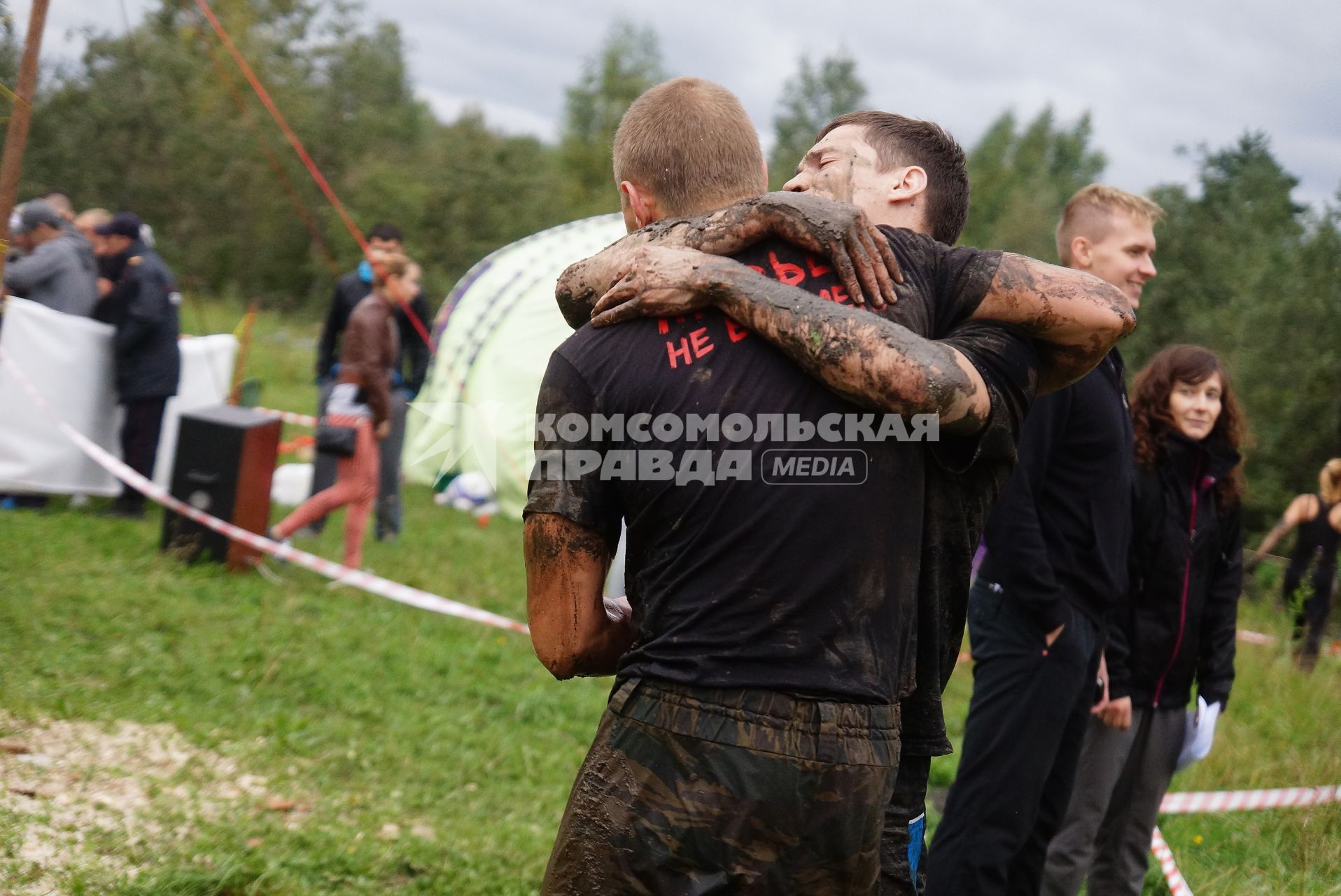 Участники грязных гонок Ural Dirty Race 2014 под Екатеринбургом  радуются на финише
