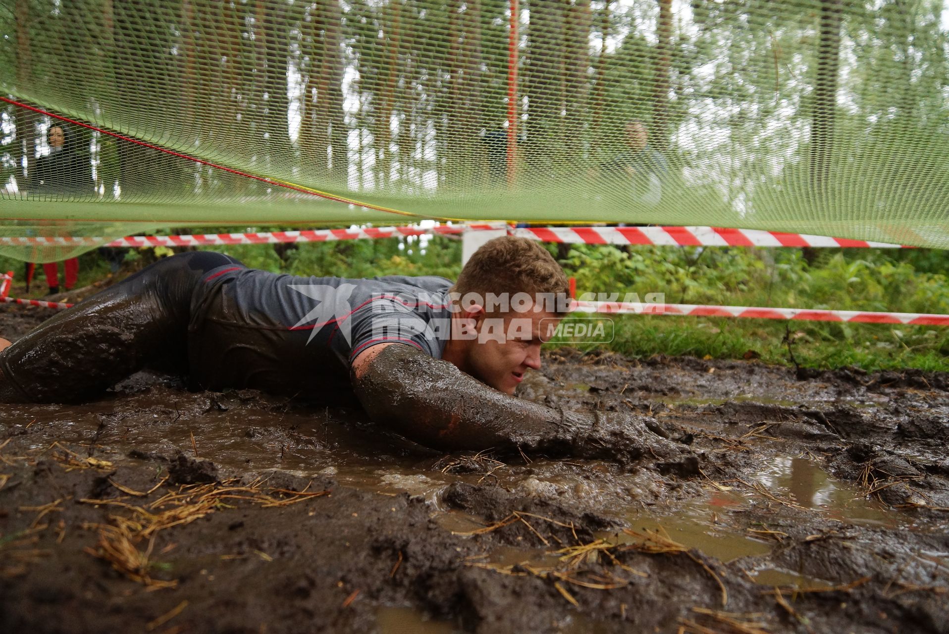 Участники грязных гонок Ural Dirty Race 2014 под Екатеринбургом  ползет по грязи