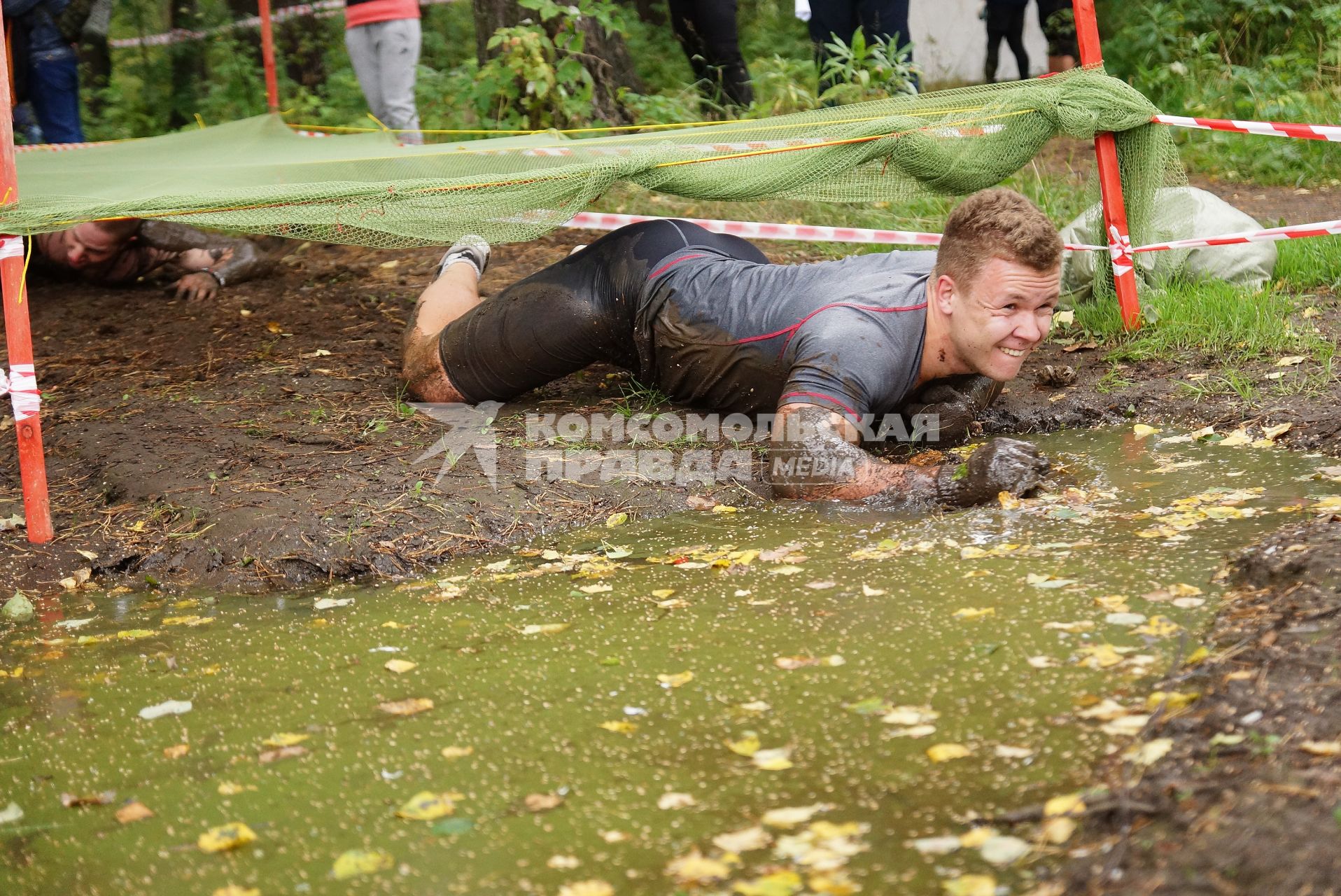 Участник грязных гонок Ural Dirty Race 2014 под Екатеринбургом  ползет  по грязи