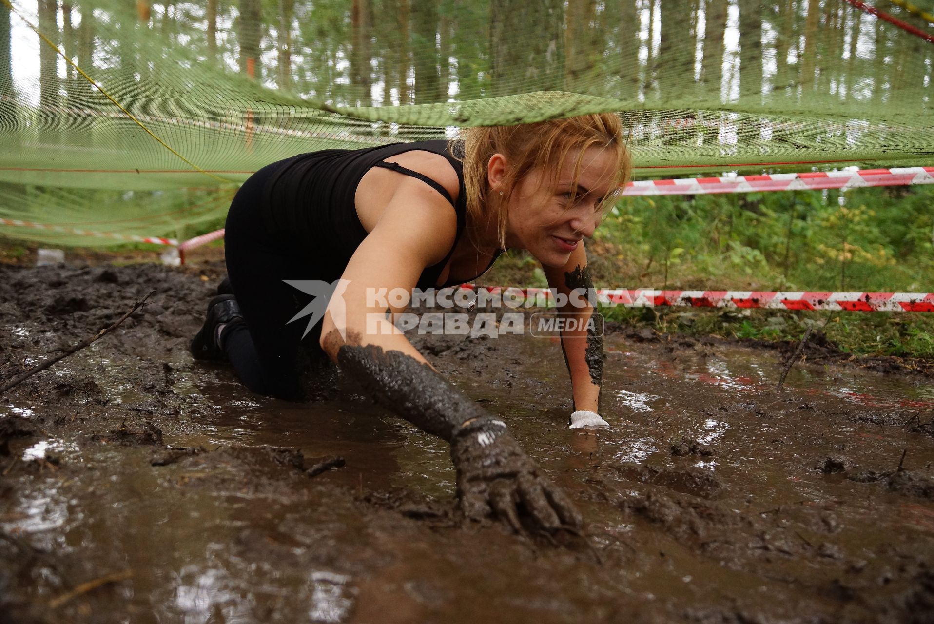 Участница грязных гонок Ural Dirty Race 2014 под Екатеринбургом  ползет по грязи