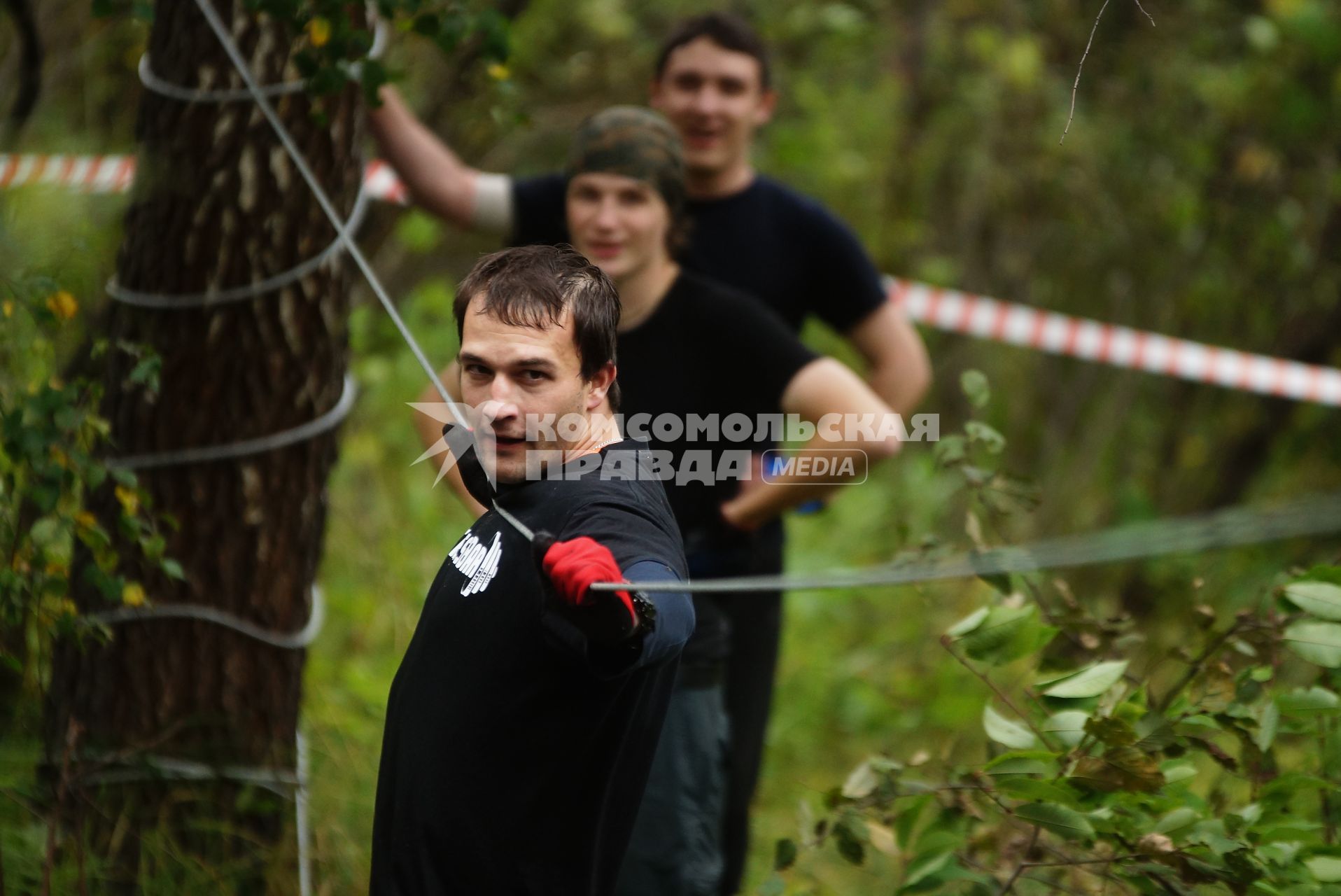 Участники грязных гонок Ural Dirty Race 2014 под Екатеринбургом  на канатной переправе