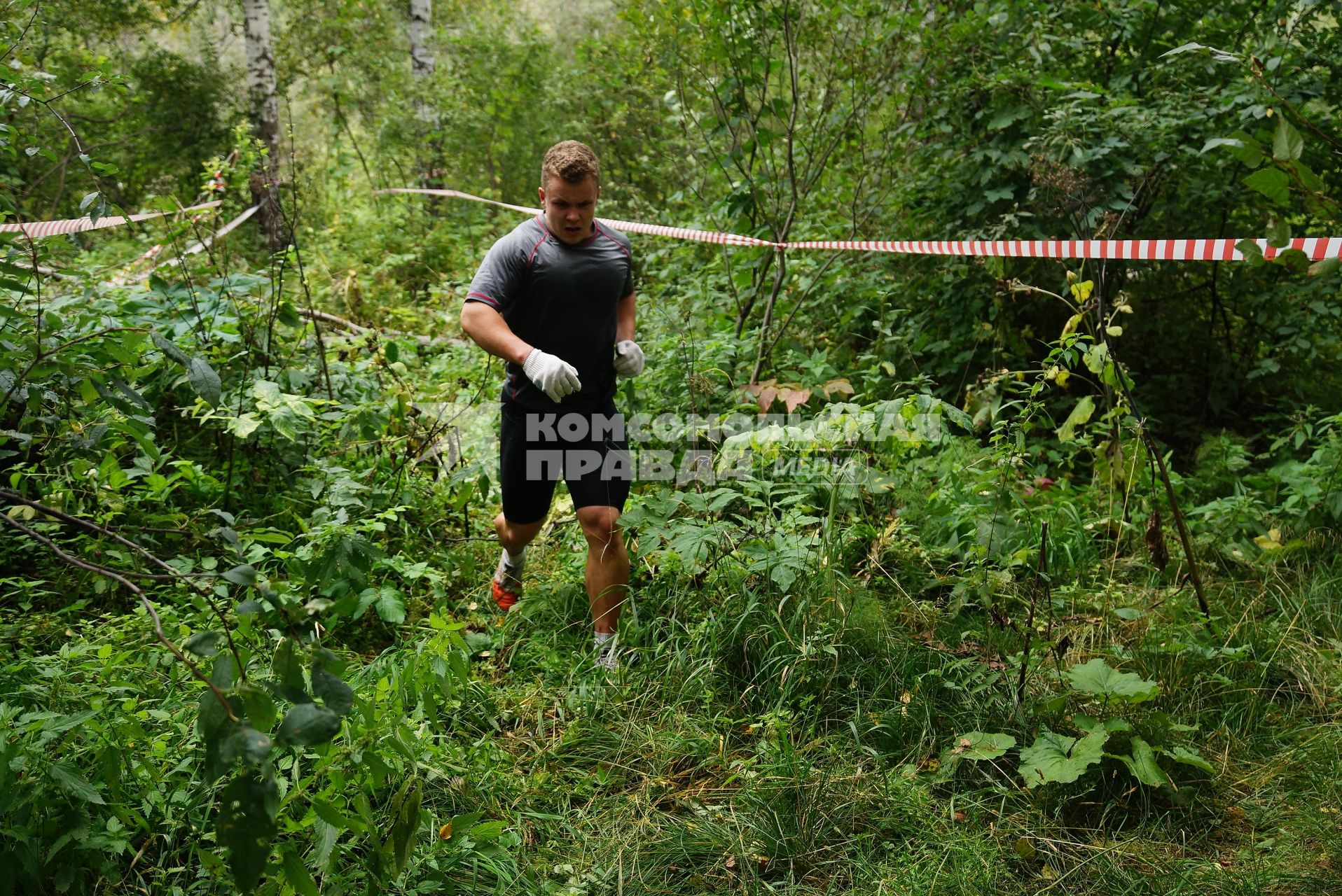 Участники грязных гонок Ural Dirty Race 2014 под Екатеринбургом  бегут по лесу