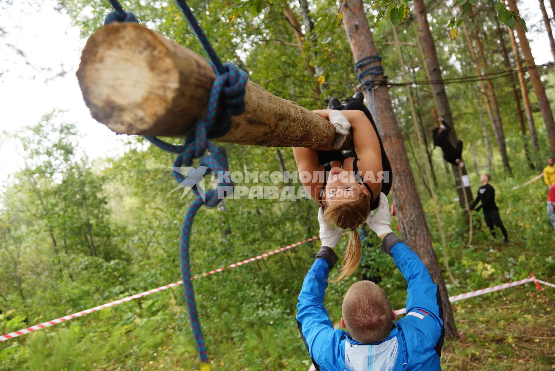 Участница грязных гонок Ural Dirty Race 2014 под Екатеринбургом  ползет по подвешаному бревну