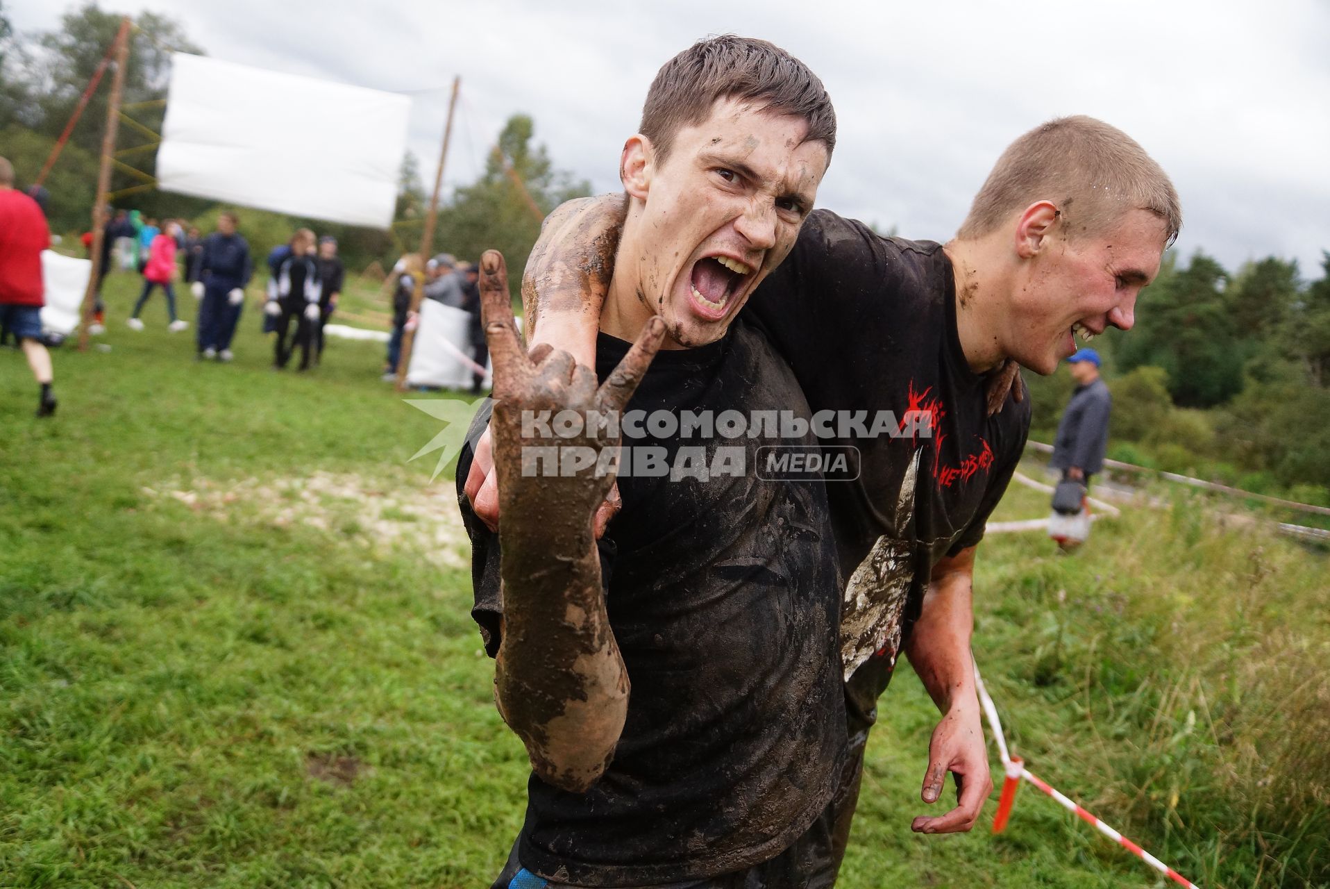 Участники грязных гонок Ural Dirty Race 2014 под Екатеринбургом  радуются на финише