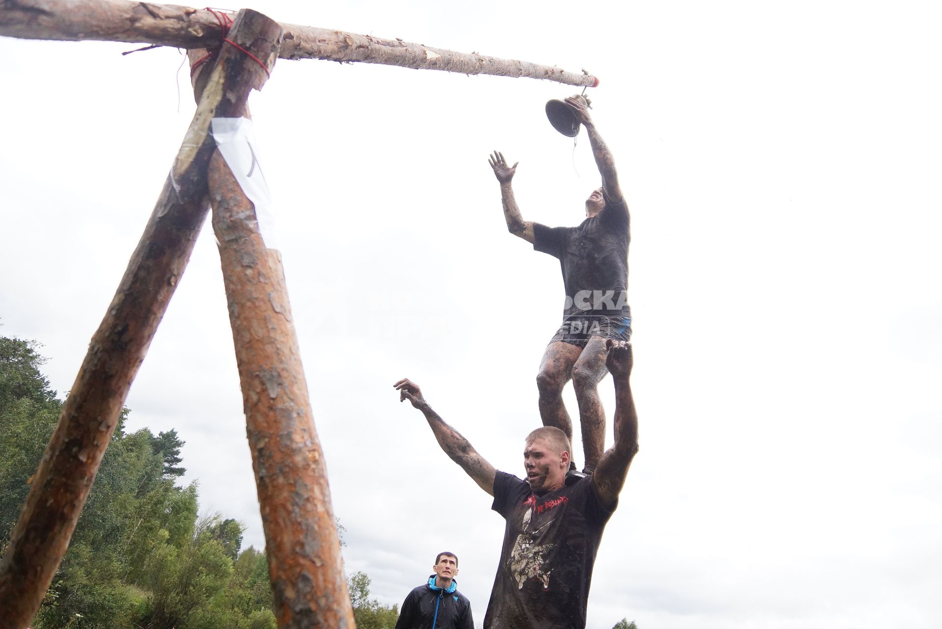 Участники грязных гонок Ural Dirty Race 2014 под Екатеринбургом  бьют в колокол перед финишем