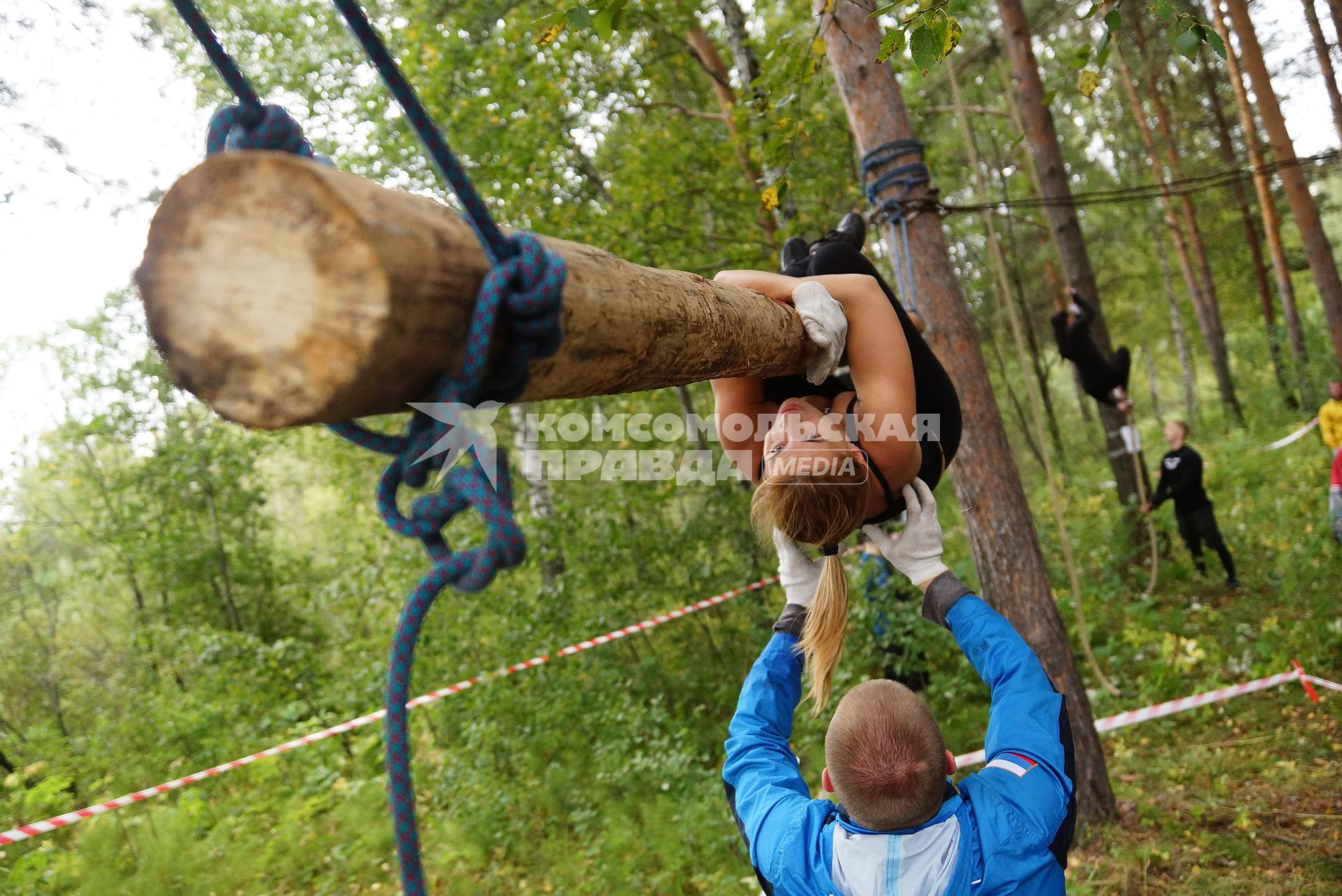 Участница грязных гонок Ural Dirty Race 2014 под Екатеринбургом  ползет по подвешаному бревну