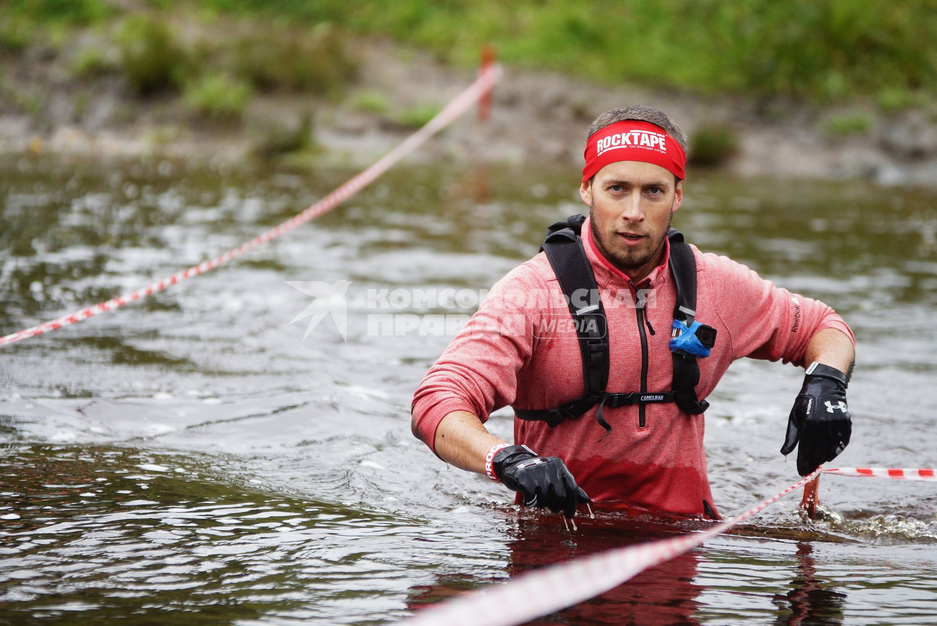 Участник грязных гонок Ural Dirty Race 2014 под Екатеринбургом  переходит речку в брод