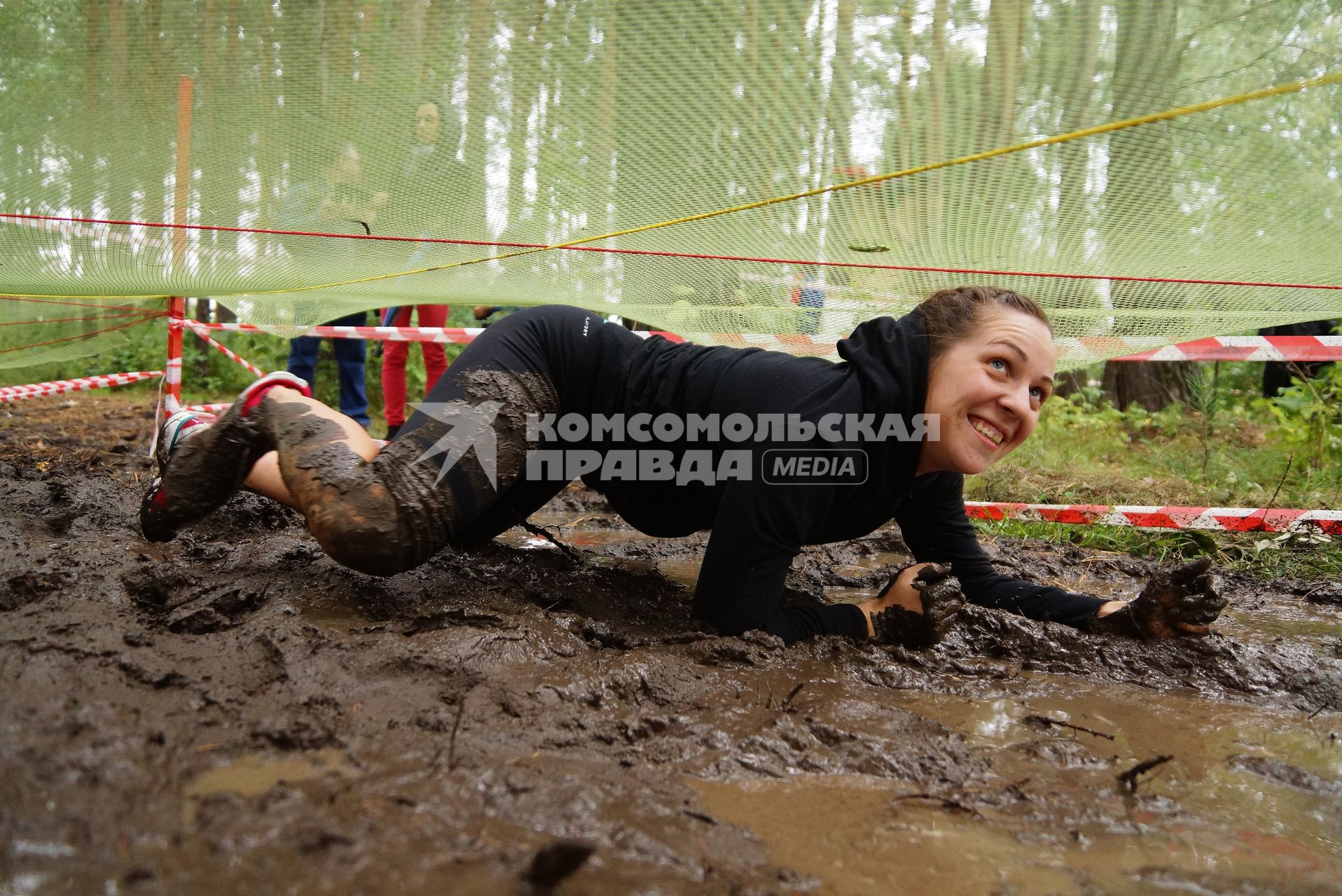 Участница грязных гонок Ural Dirty Race 2014 под Екатеринбургом  ползет по грязи